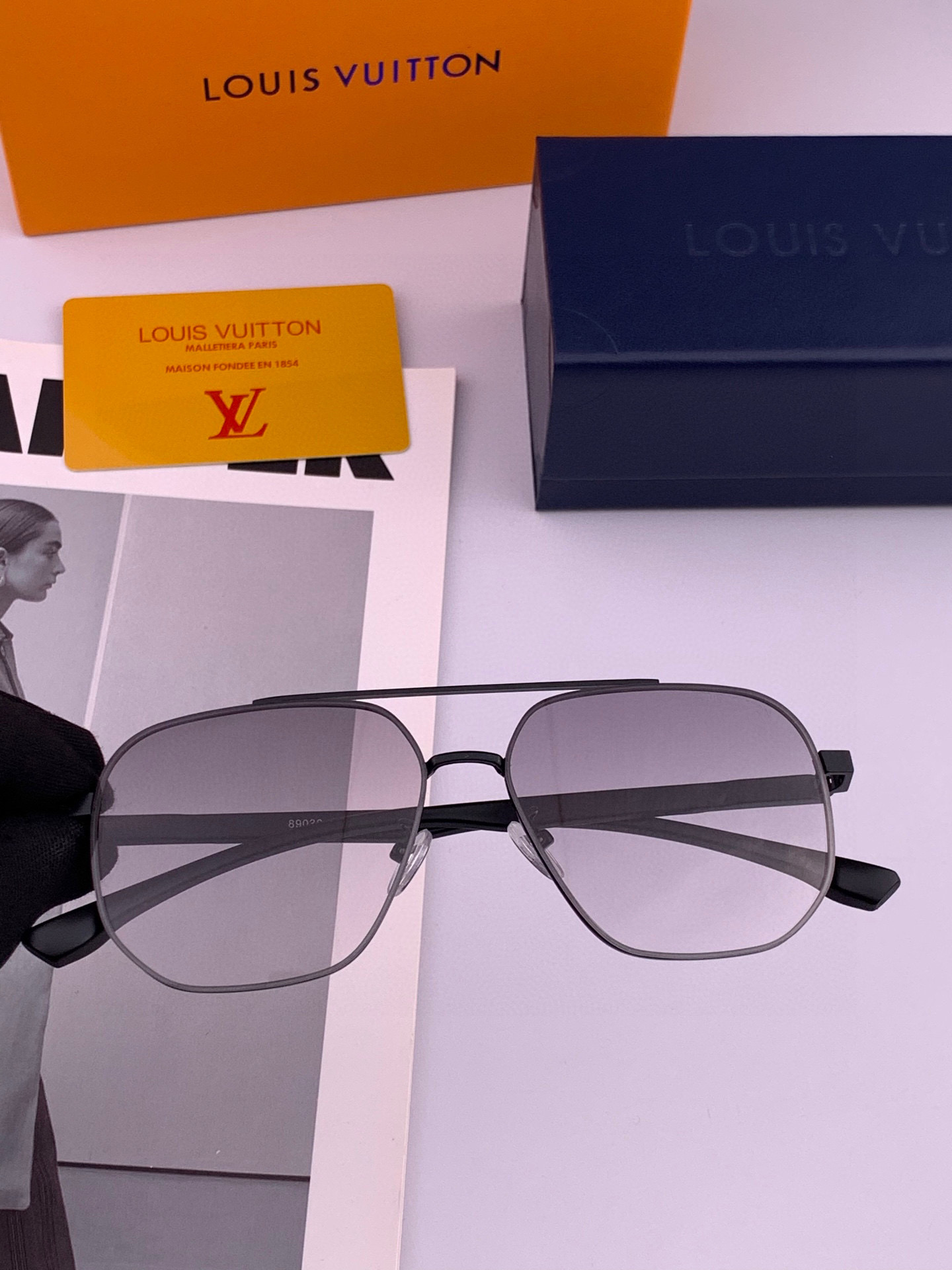       LV 男款炫彩飞行员偏光太阳镜 ❤️材质：高清尼龙加厚卡槽高清偏光镜片 🌹无边框镜架💕颜👍型