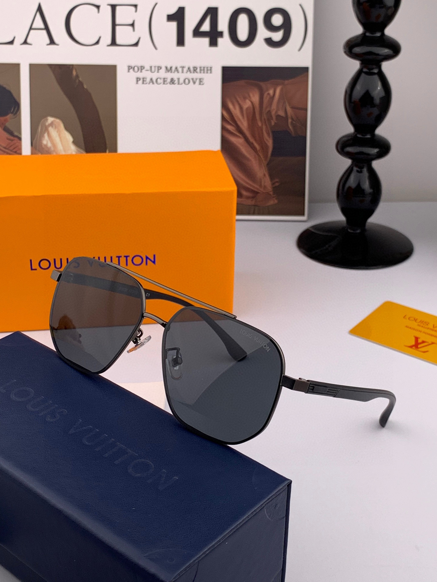       LV 男款炫彩飞行员偏光太阳镜 ❤️材质：高清尼龙加厚卡槽高清偏光镜片 🌹无边框镜架💕颜👍型