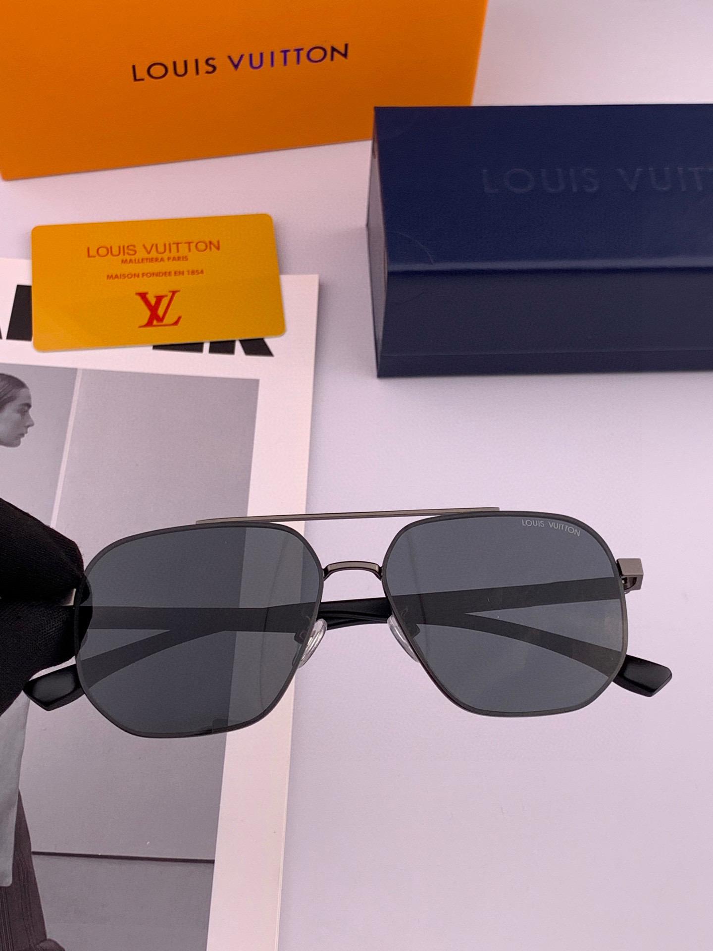       LV 男款炫彩飞行员偏光太阳镜 ❤️材质：高清尼龙加厚卡槽高清偏光镜片 🌹无边框镜架💕颜👍型