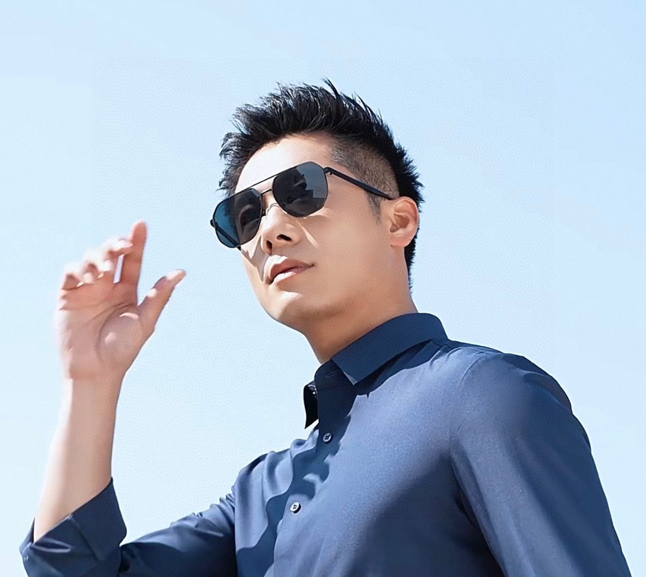       LV 男款炫彩飞行员偏光太阳镜 ❤️材质：高清尼龙加厚卡槽高清偏光镜片 🌹无边框镜架💕颜👍型