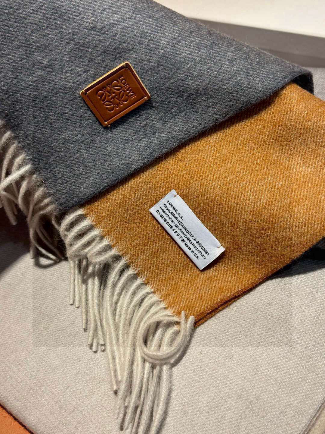  ✨✨太美了😍罗意威 美到要尖叫😱专柜最新款🎊英伦欧美范儿「多色渐变」又是一款即时尚又实用的大围巾&长巾