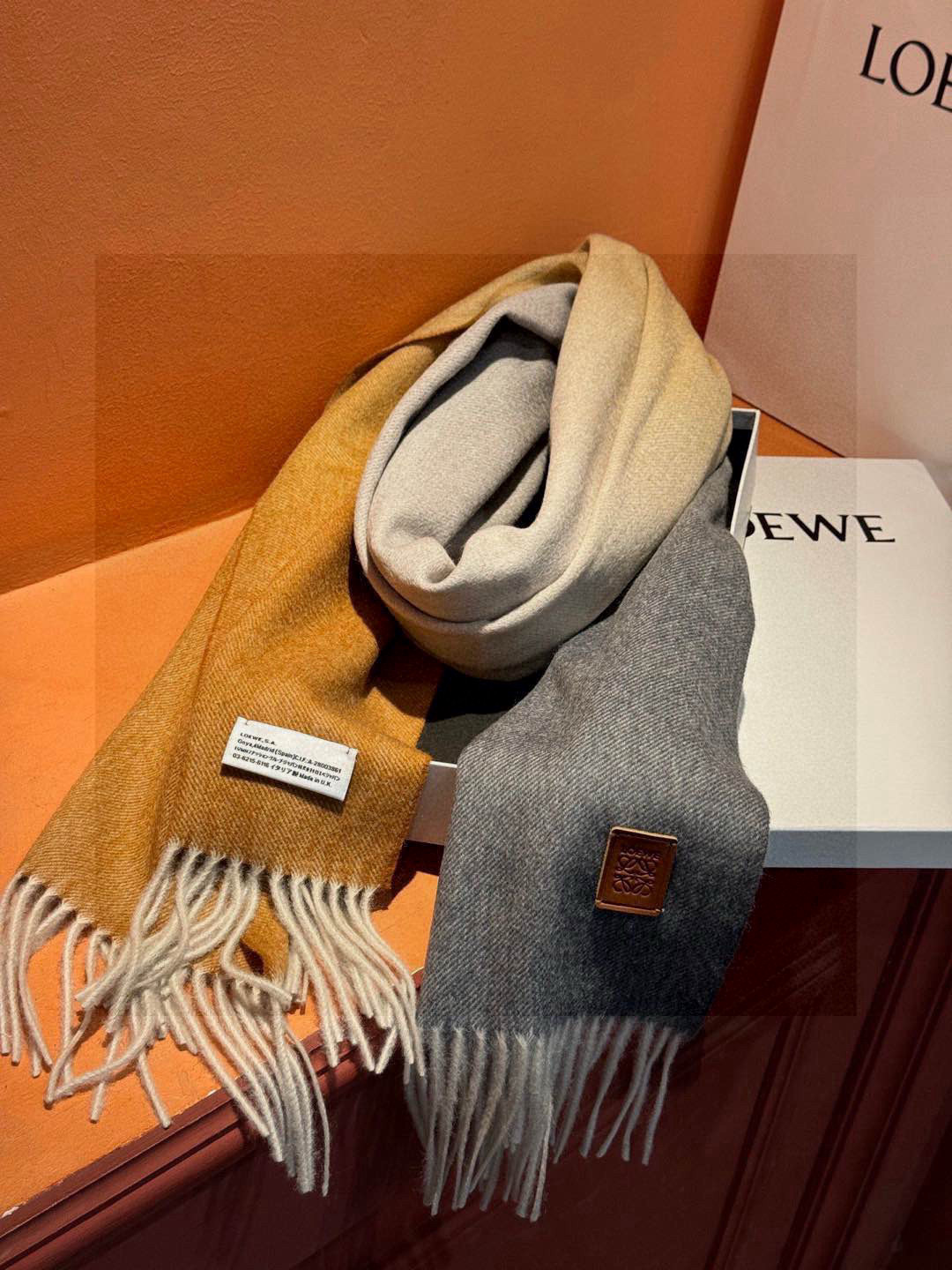  ✨✨太美了😍罗意威 美到要尖叫😱专柜最新款🎊英伦欧美范儿「多色渐变」又是一款即时尚又实用的大围巾&长巾