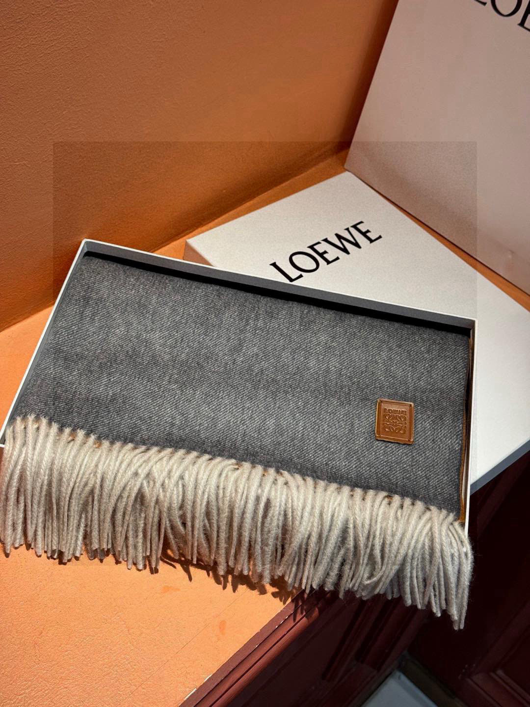  ✨✨太美了😍罗意威 美到要尖叫😱专柜最新款🎊英伦欧美范儿「多色渐变」又是一款即时尚又实用的大围巾&长巾