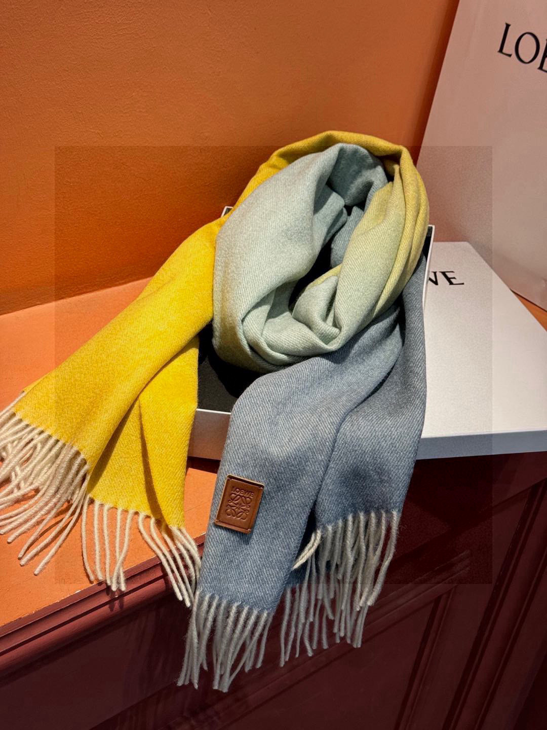  ✨✨太美了😍罗意威 美到要尖叫😱专柜最新款🎊英伦欧美范儿「多色渐变」又是一款即时尚又实用的大围巾&长巾