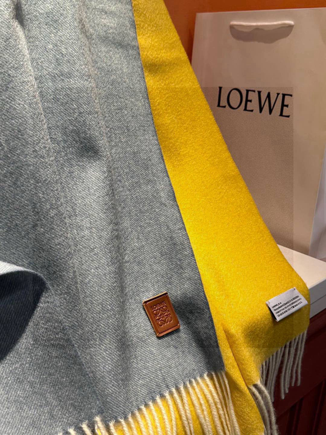  ✨✨太美了😍罗意威 美到要尖叫😱专柜最新款🎊英伦欧美范儿「多色渐变」又是一款即时尚又实用的大围巾&长巾