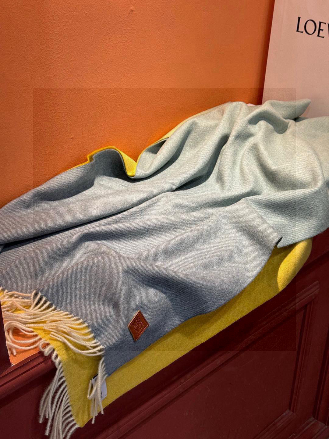  ✨✨太美了😍罗意威 美到要尖叫😱专柜最新款🎊英伦欧美范儿「多色渐变」又是一款即时尚又实用的大围巾&长巾