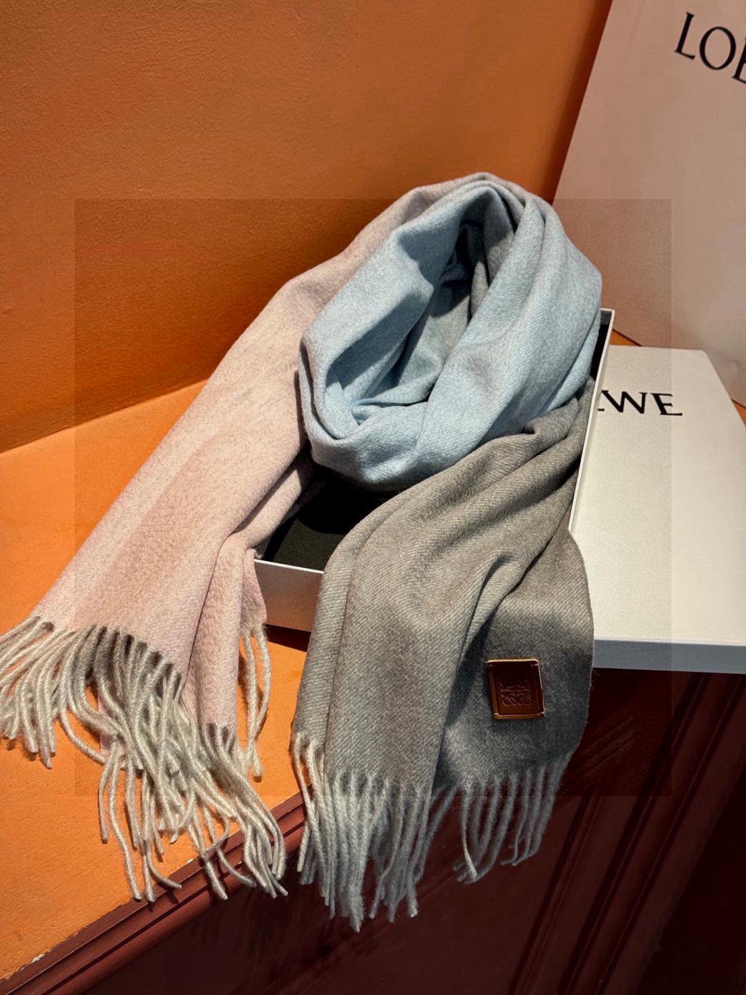  ✨✨太美了😍罗意威 美到要尖叫😱专柜最新款🎊英伦欧美范儿「多色渐变」又是一款即时尚又实用的大围巾&长巾