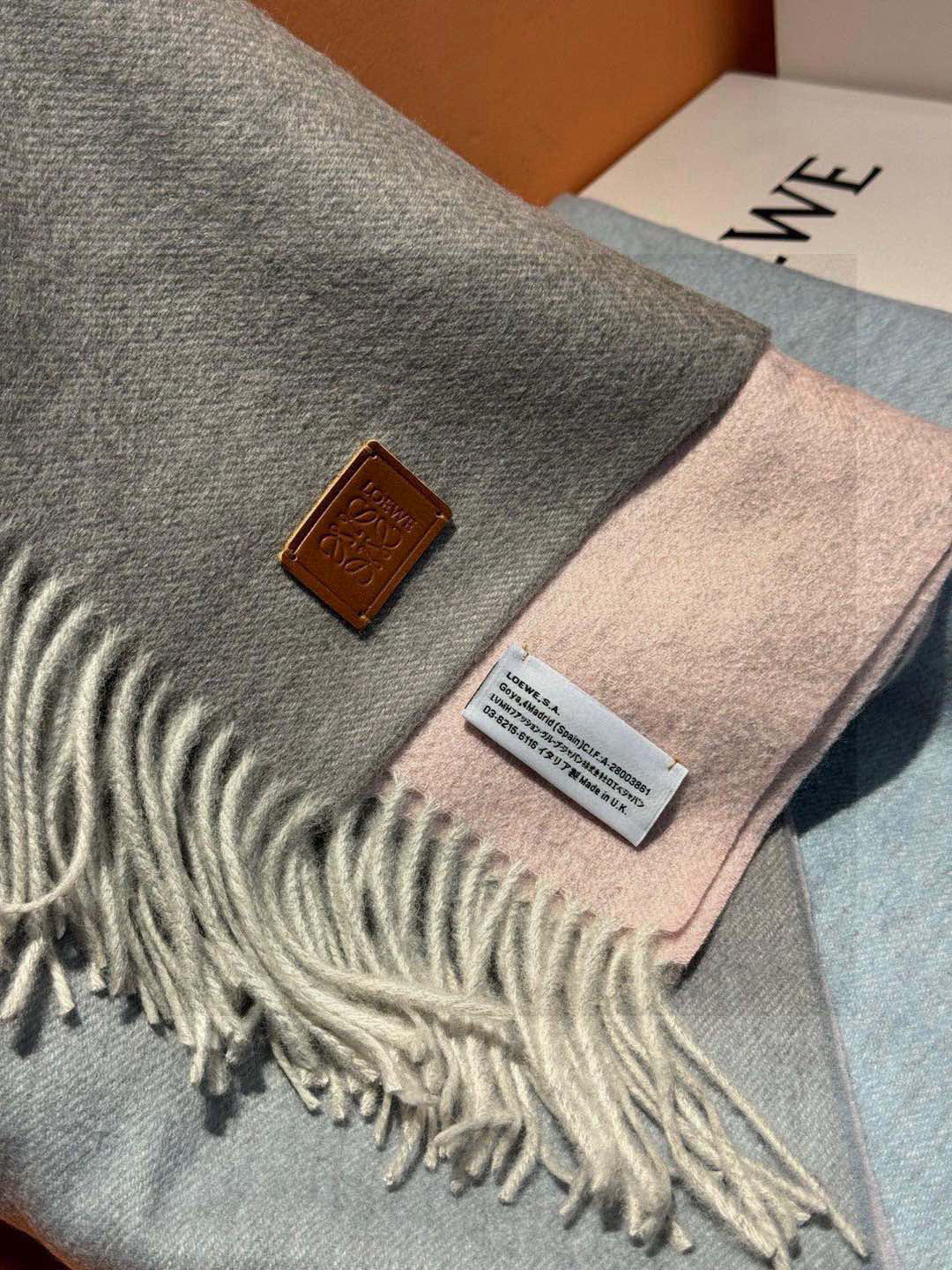  ✨✨太美了😍罗意威 美到要尖叫😱专柜最新款🎊英伦欧美范儿「多色渐变」又是一款即时尚又实用的大围巾&长巾