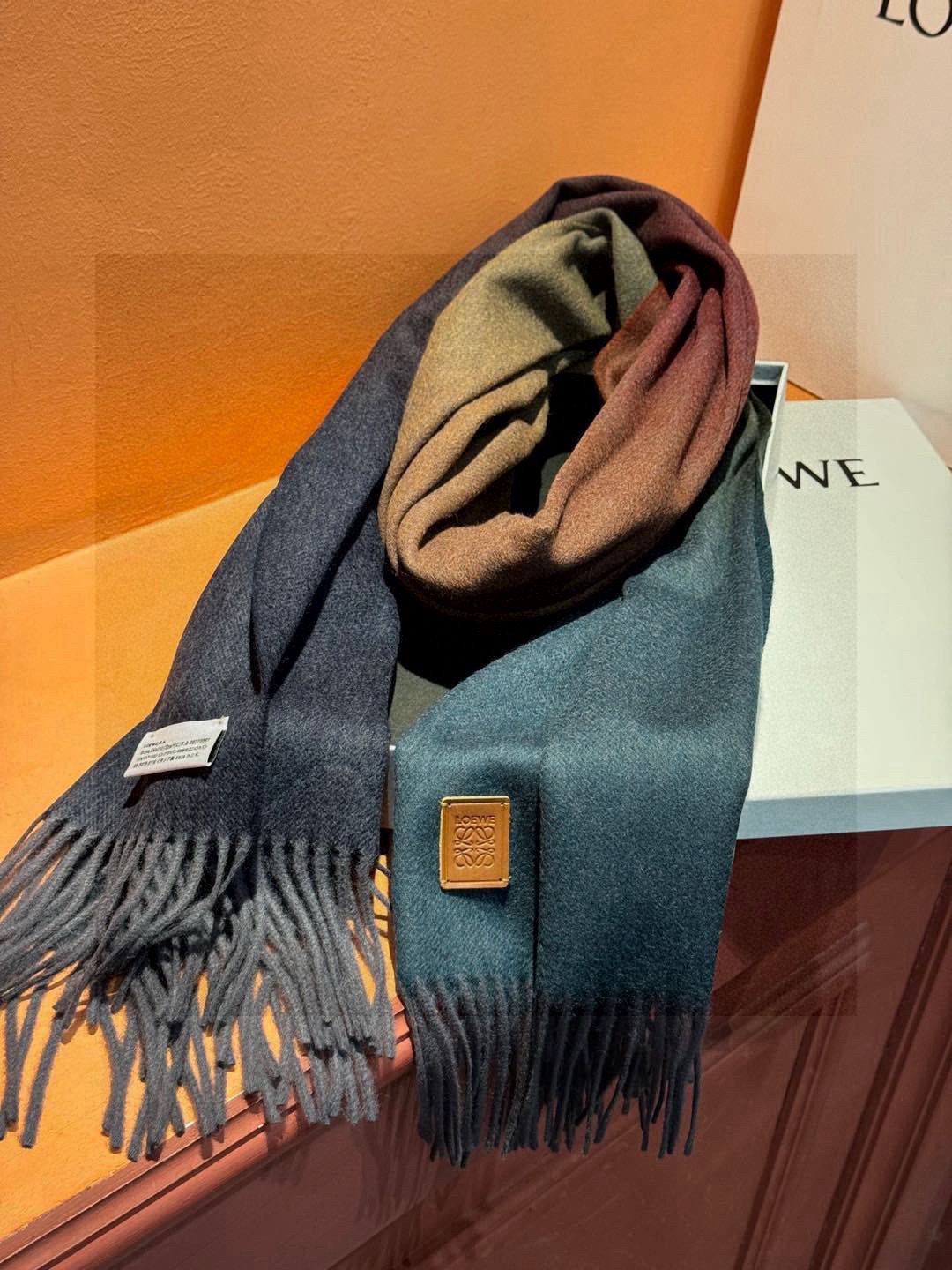  ✨✨太美了😍罗意威 美到要尖叫😱专柜最新款🎊英伦欧美范儿「多色渐变」又是一款即时尚又实用的大围巾&长巾