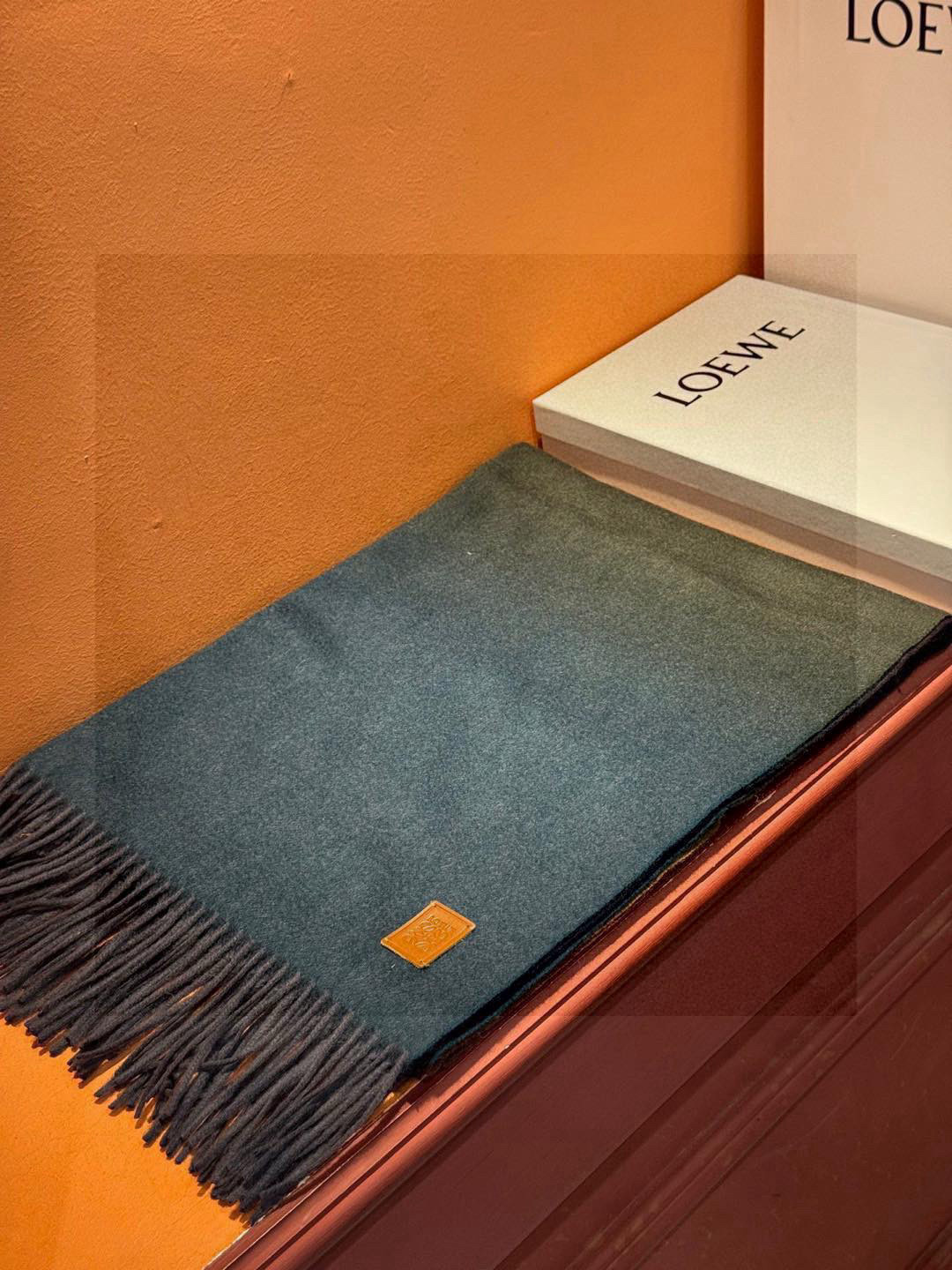  ✨✨太美了😍罗意威 美到要尖叫😱专柜最新款🎊英伦欧美范儿「多色渐变」又是一款即时尚又实用的大围巾&长巾