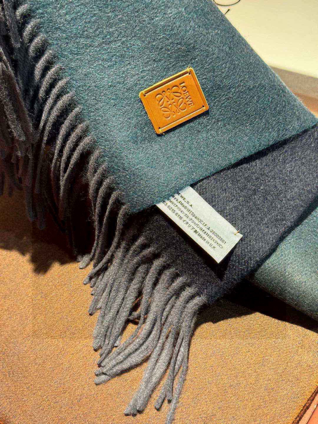  ✨✨太美了😍罗意威 美到要尖叫😱专柜最新款🎊英伦欧美范儿「多色渐变」又是一款即时尚又实用的大围巾&长巾