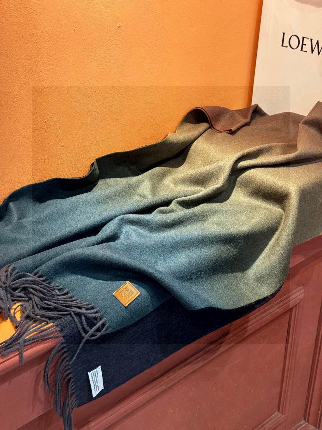  ✨✨太美了😍罗意威 美到要尖叫😱专柜最新款🎊英伦欧美范儿「多色渐变」又是一款即时尚又实用的大围巾&长巾