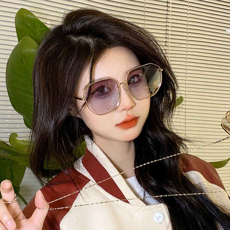  😘2023香奈儿新款🕶时尚高雅偏光墨镜女士 太阳镜🥳打造沉稳架势，经典的版型与全新的创意相结👍不经意间