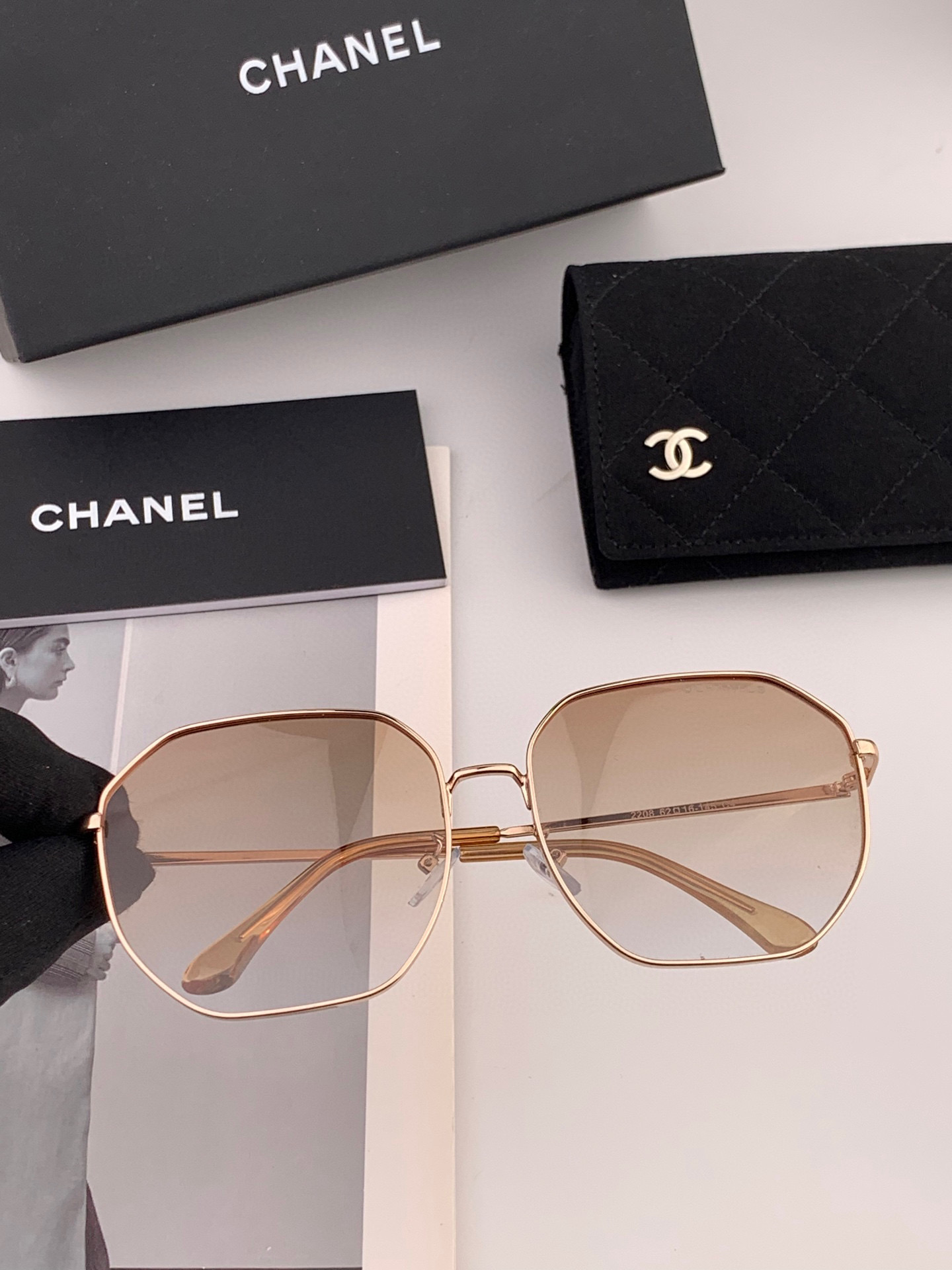 😘2023香奈儿新款🕶时尚高雅偏光墨镜女士 太阳镜🥳打造沉稳架势，经典的版型与全新的创意相结👍不经意间
