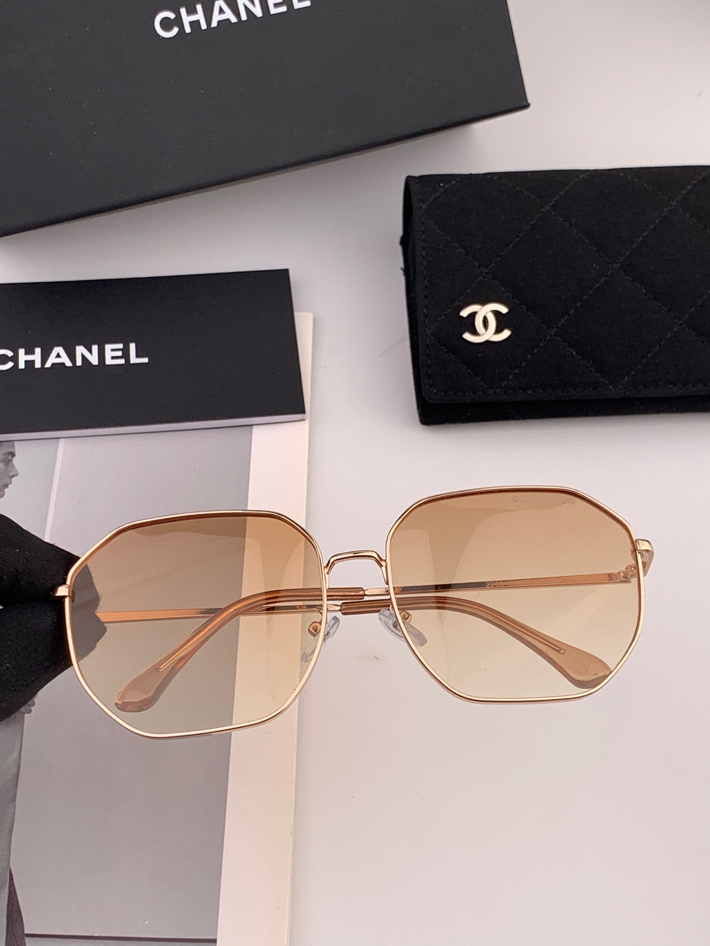  😘2023香奈儿新款🕶时尚高雅偏光墨镜女士 太阳镜🥳打造沉稳架势，经典的版型与全新的创意相结👍不经意间