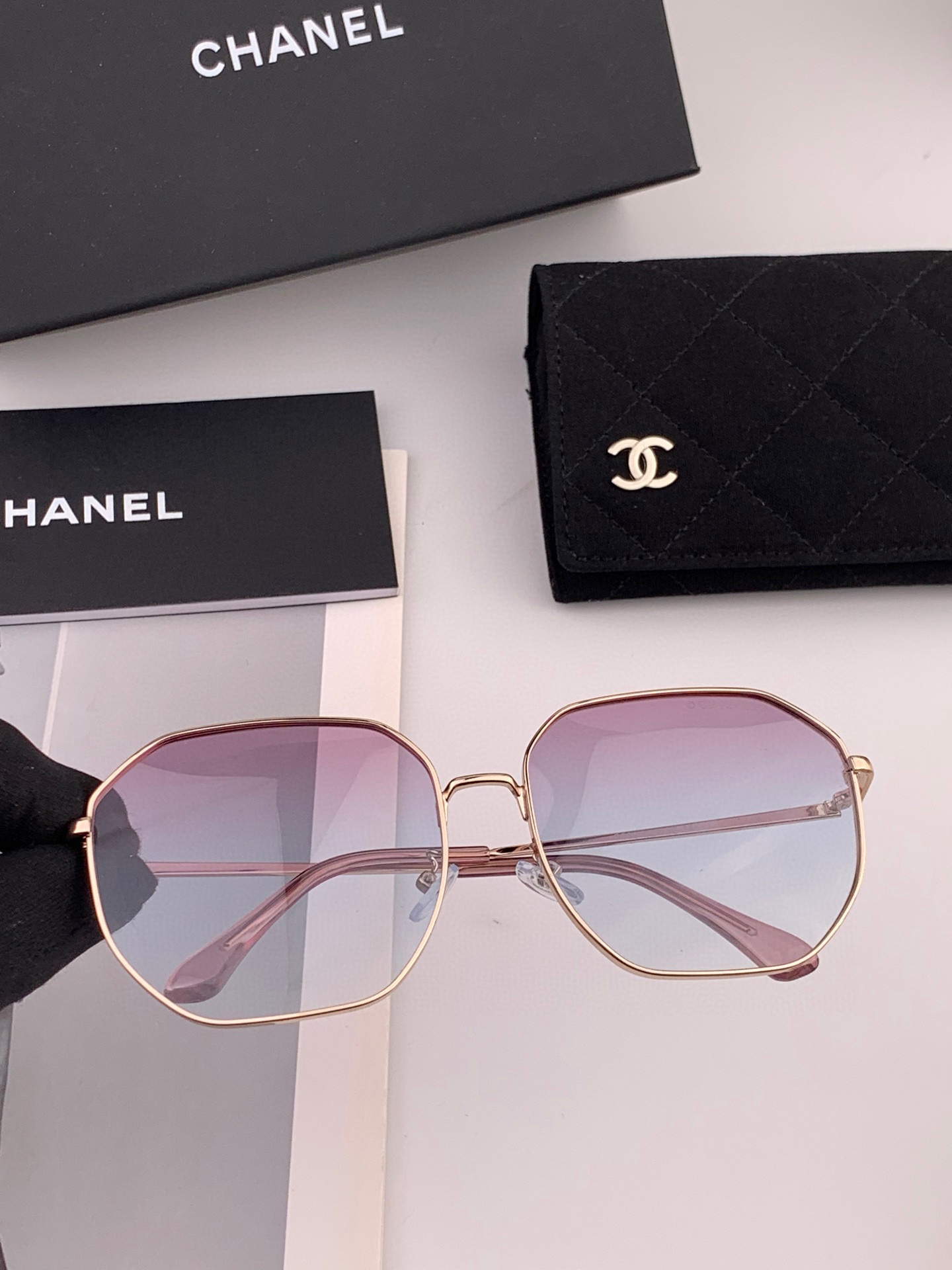  😘2023香奈儿新款🕶时尚高雅偏光墨镜女士 太阳镜🥳打造沉稳架势，经典的版型与全新的创意相结👍不经意间