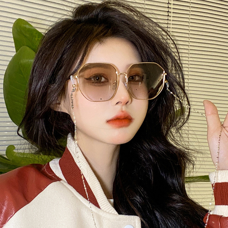  😘2023香奈儿新款🕶时尚高雅偏光墨镜女士 太阳镜🥳打造沉稳架势，经典的版型与全新的创意相结👍不经意间