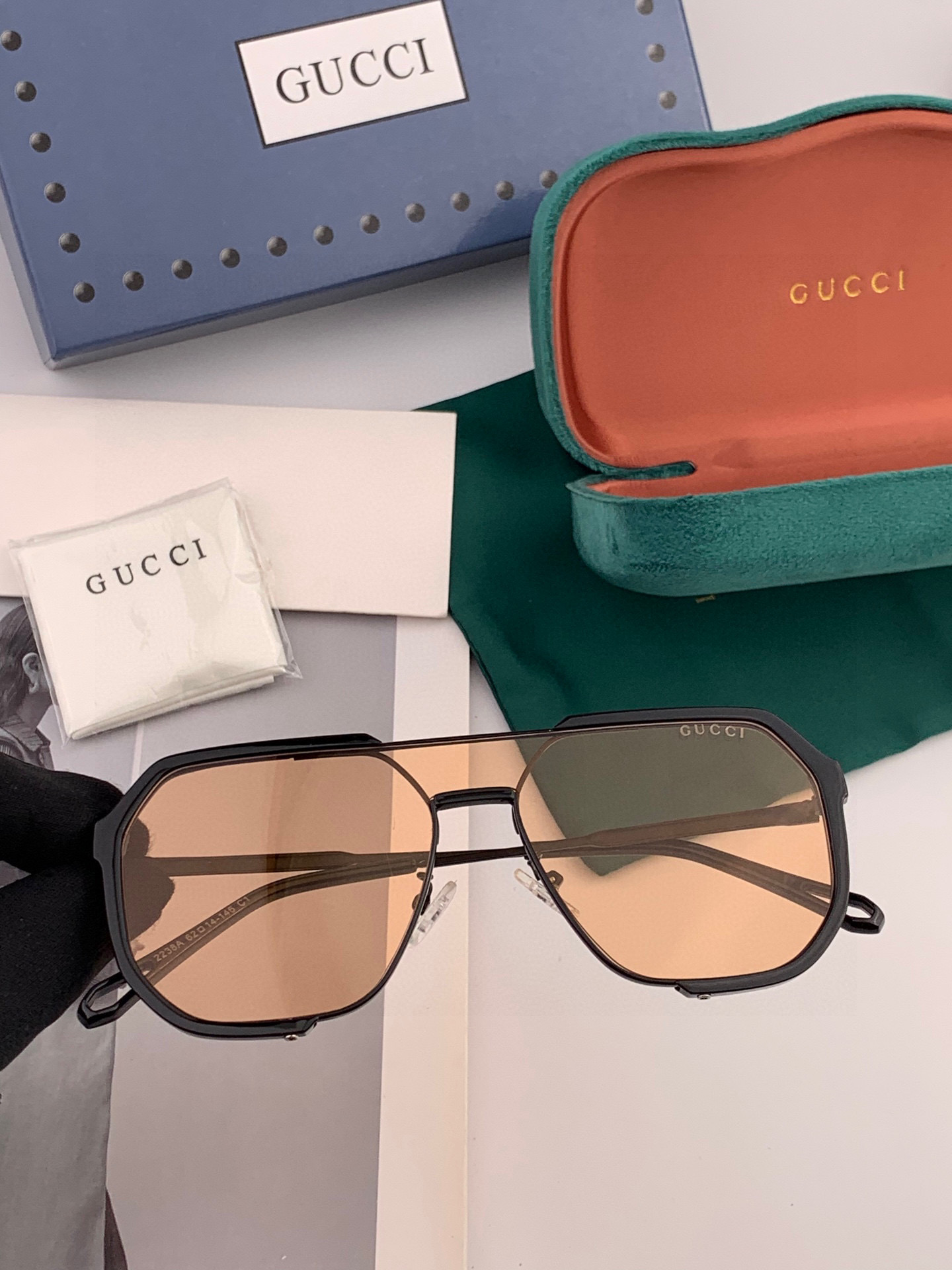   Gucci古奇 新款连体驶驾镜墨镜出行必众备多明星同款 太阳镜 男女太士阳镜飞行  型号：G011