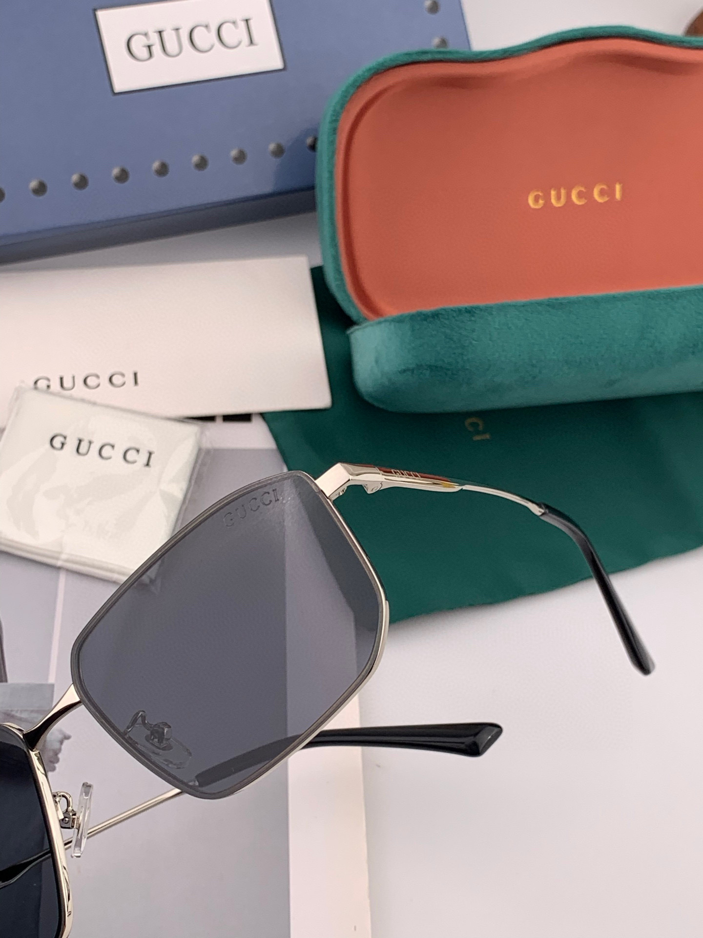         GUCCI 男款炫彩飞行员偏光太阳镜 ❤️材质：高清尼龙加厚卡槽高清偏光镜片 🌹无边框镜