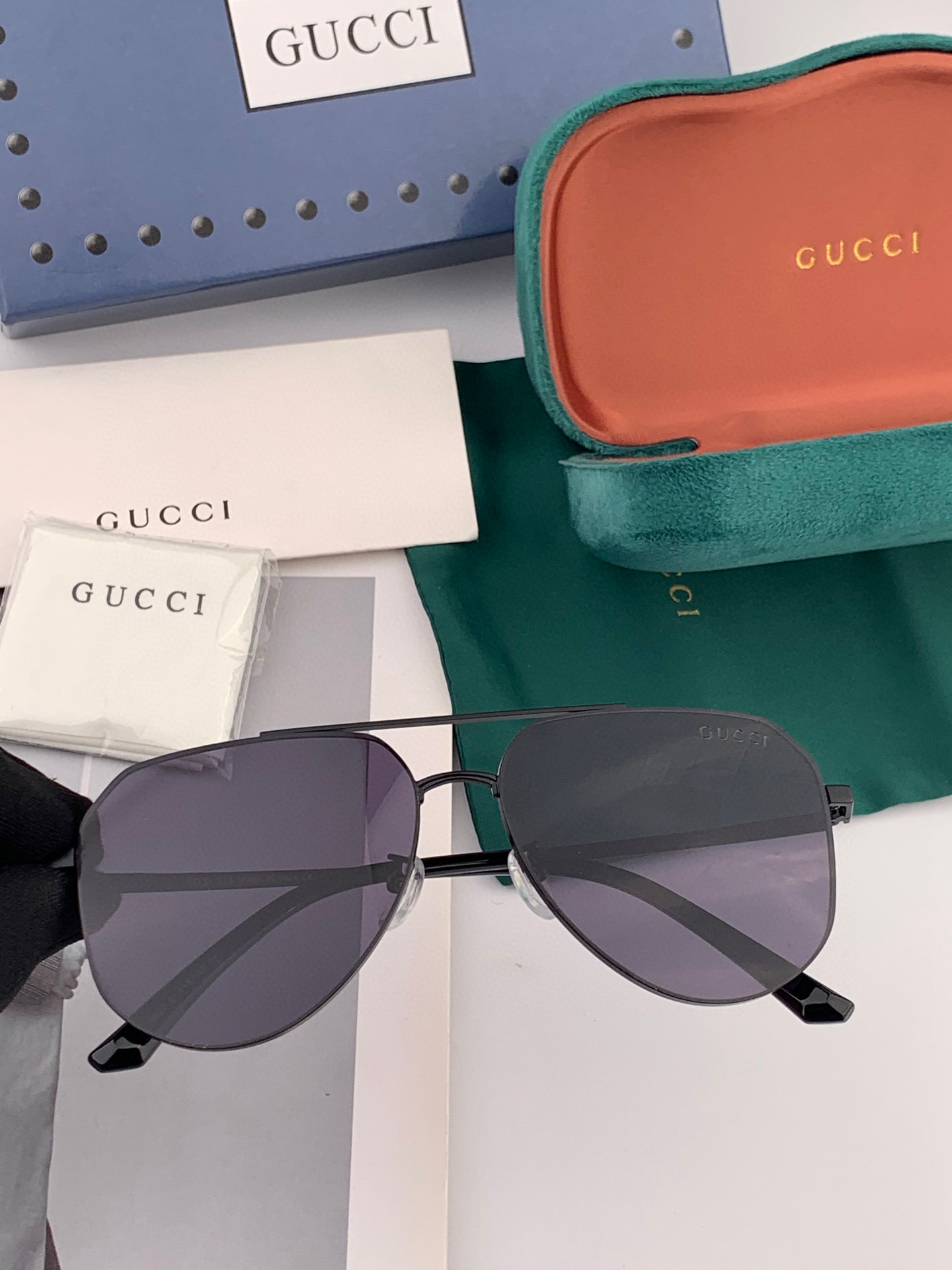         GUCCI 男款炫彩飞行员偏光太阳镜 ❤️材质：高清尼龙加厚卡槽高清偏光镜片 🌹无边框镜