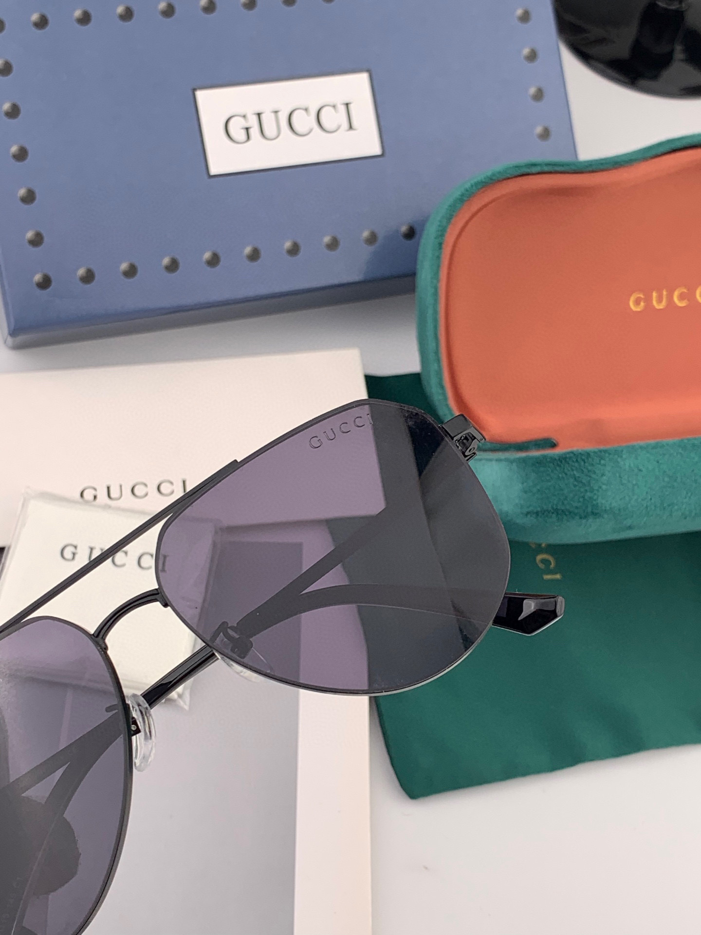         GUCCI 男款炫彩飞行员偏光太阳镜 ❤️材质：高清尼龙加厚卡槽高清偏光镜片 🌹无边框镜