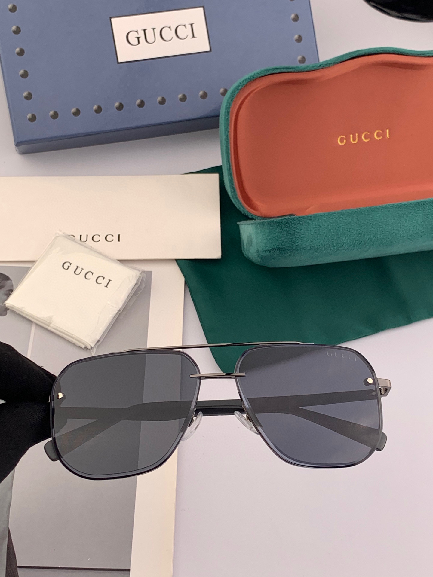         GUCCI 男款炫彩飞行员偏光太阳镜 ❤️材质：高清尼龙加厚卡槽高清偏光镜片 🌹无边框镜