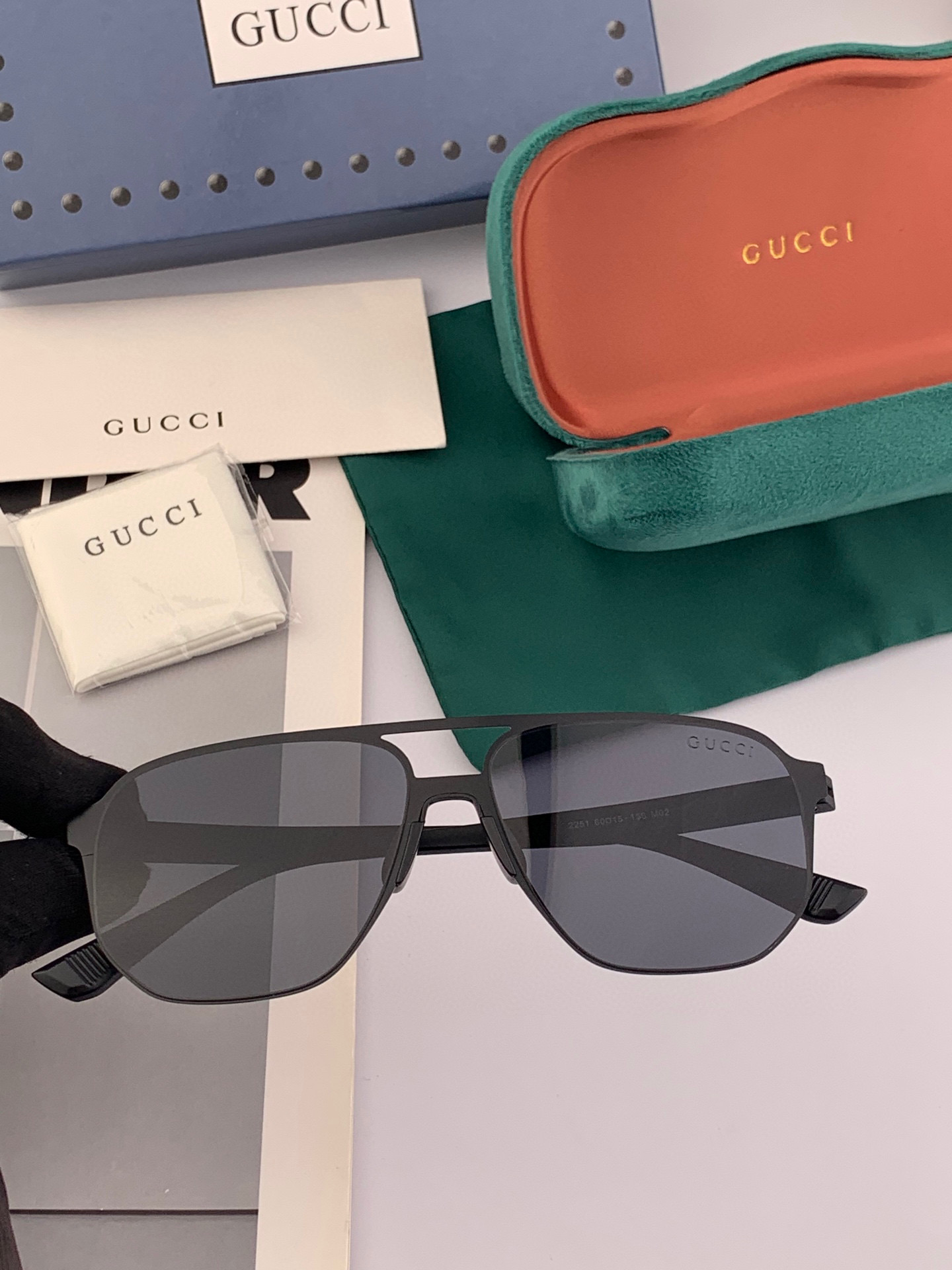         GUCCI 男款炫彩飞行员偏光太阳镜 ❤️材质：高清尼龙加厚卡槽高清偏光镜片 🌹无边框镜