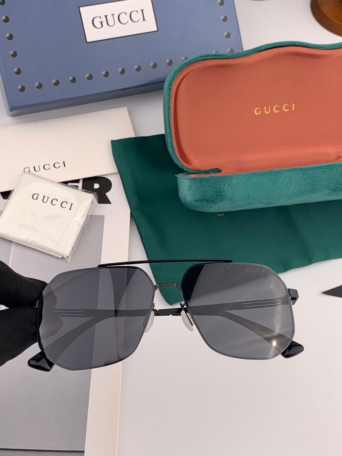        GUCCI 男款炫彩飞行员偏光太阳镜 ❤️材质：高清尼龙加厚卡槽高清偏光镜片 🌹无边框镜架