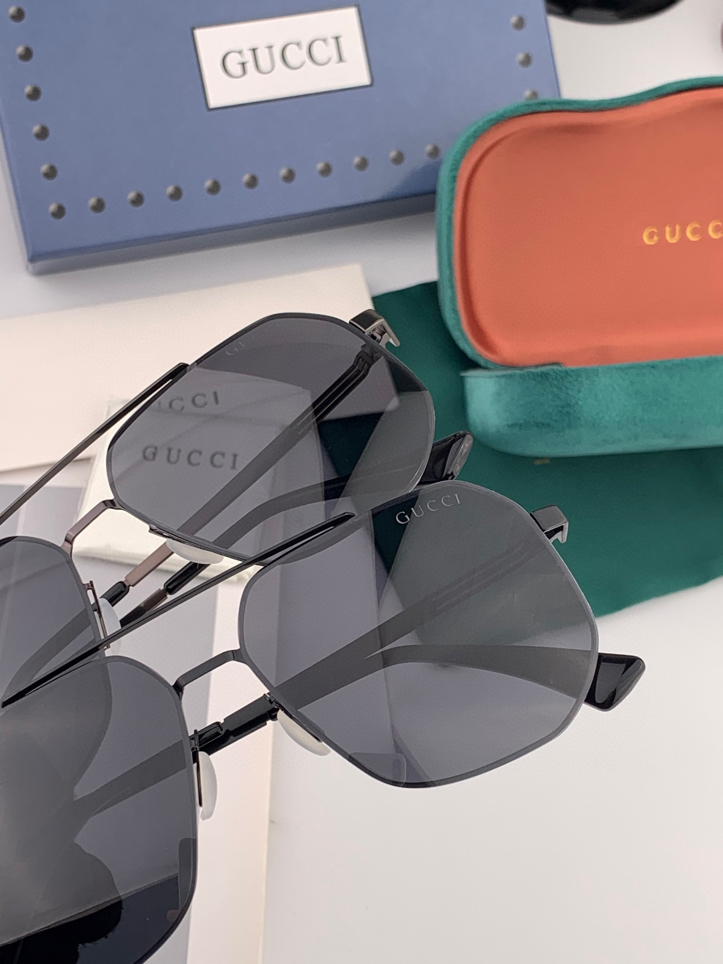        GUCCI 男款炫彩飞行员偏光太阳镜 ❤️材质：高清尼龙加厚卡槽高清偏光镜片 🌹无边框镜架