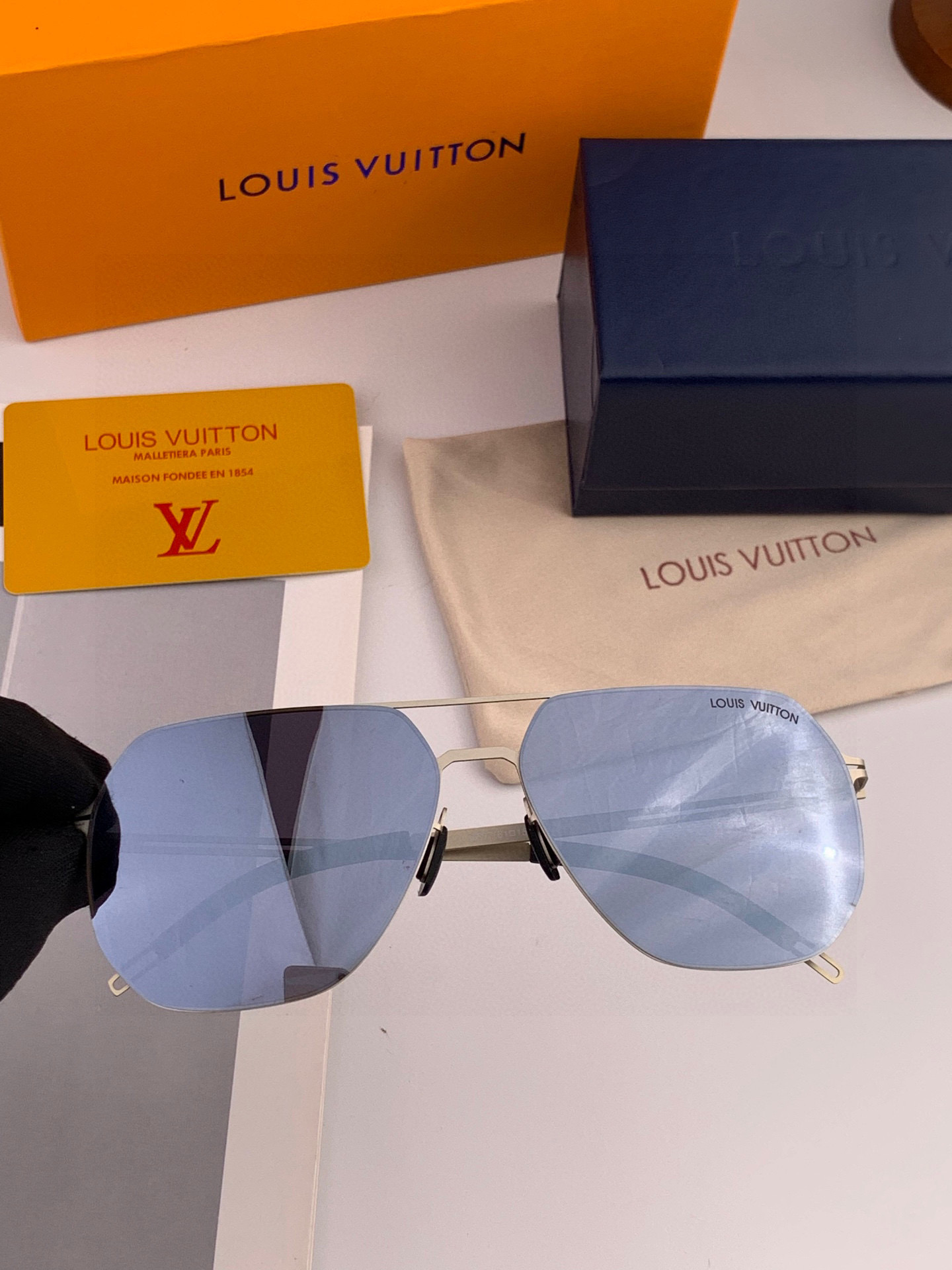 ♦️LV 2025新款男女情侣款太阳镜多边形墨镜iP电镀永不褪色 超轻超有弹性整幅眼镜无螺丝重要的是压不