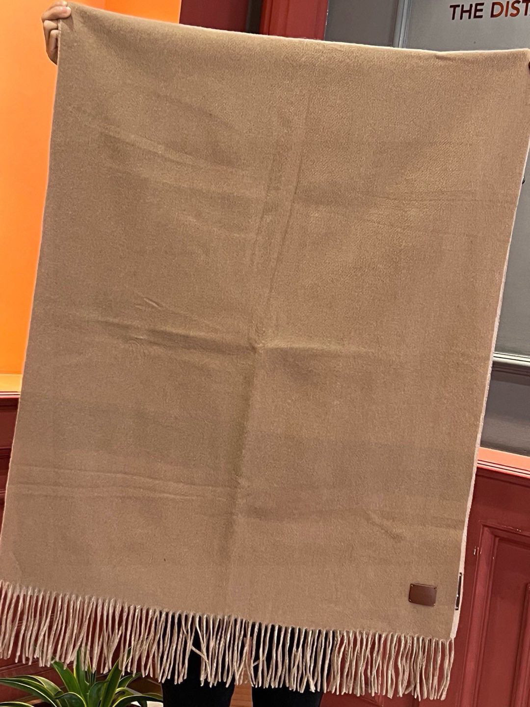   爱马仕👍巴黎时装展商务男士女士通用双面羊绒披肩。代工厂臻选上乘的超细羊绒纤维 进行纯手工精梳处理 耗