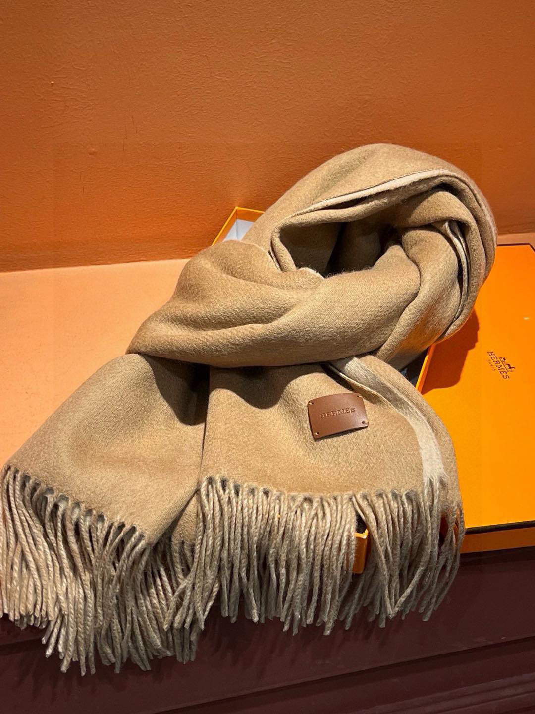   爱马仕👍巴黎时装展商务男士女士通用双面羊绒披肩。代工厂臻选上乘的超细羊绒纤维 进行纯手工精梳处理 耗