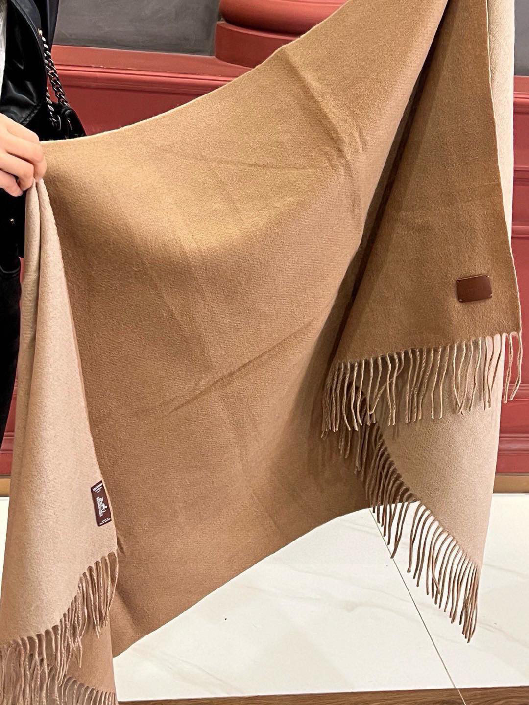   爱马仕👍巴黎时装展商务男士女士通用双面羊绒披肩。代工厂臻选上乘的超细羊绒纤维 进行纯手工精梳处理 耗