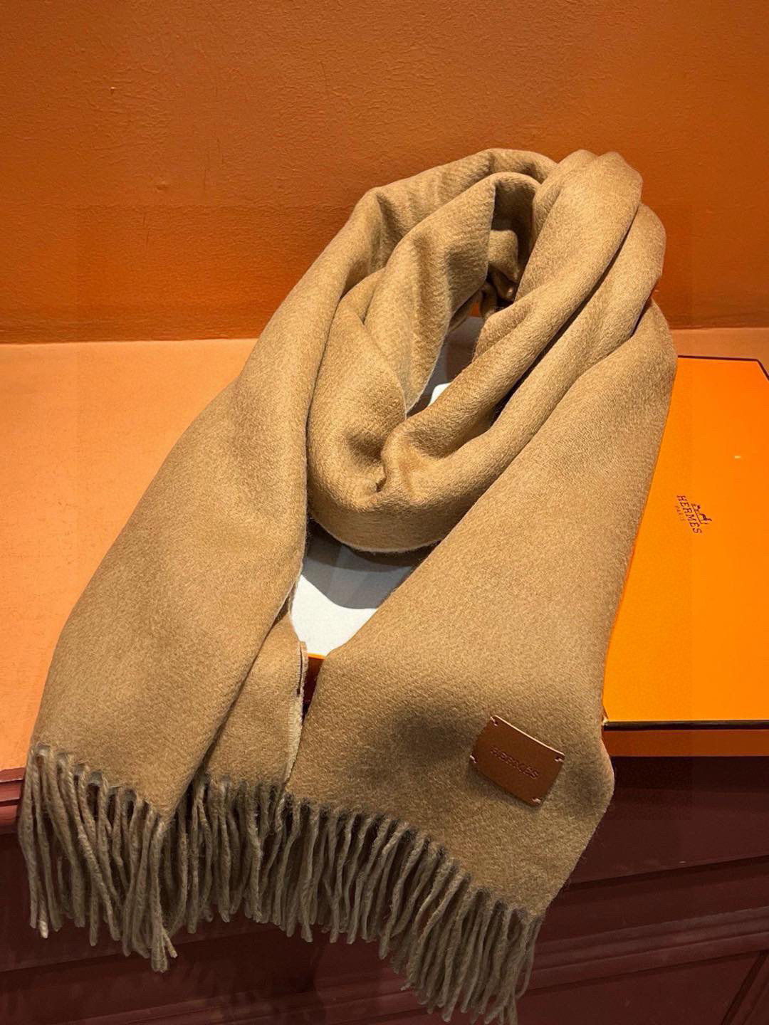   爱马仕👍巴黎时装展商务男士女士通用双面羊绒披肩。代工厂臻选上乘的超细羊绒纤维 进行纯手工精梳处理 耗