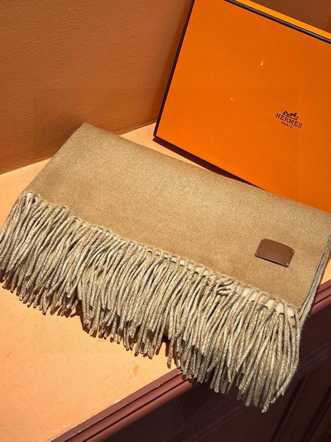   爱马仕👍巴黎时装展商务男士女士通用双面羊绒披肩。代工厂臻选上乘的超细羊绒纤维 进行纯手工精梳处理 耗