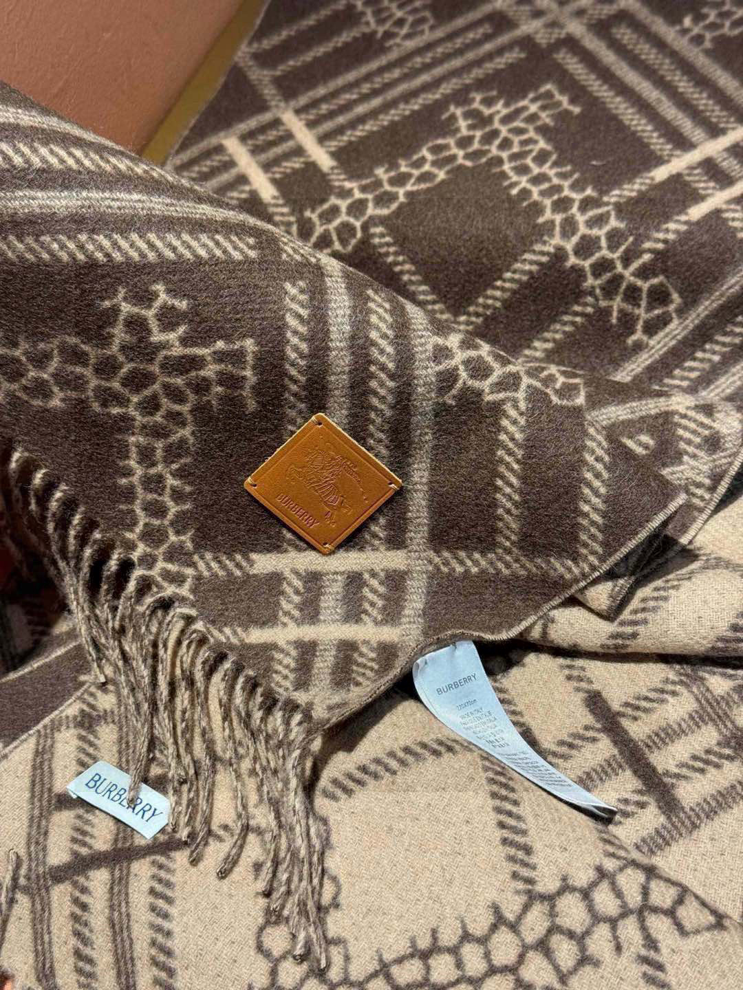   双面围巾 🆕Burberry · 巴宝莉格子围巾❗️好看的要疯掉了，太有型太有魅力了❗️❗️非常斯文