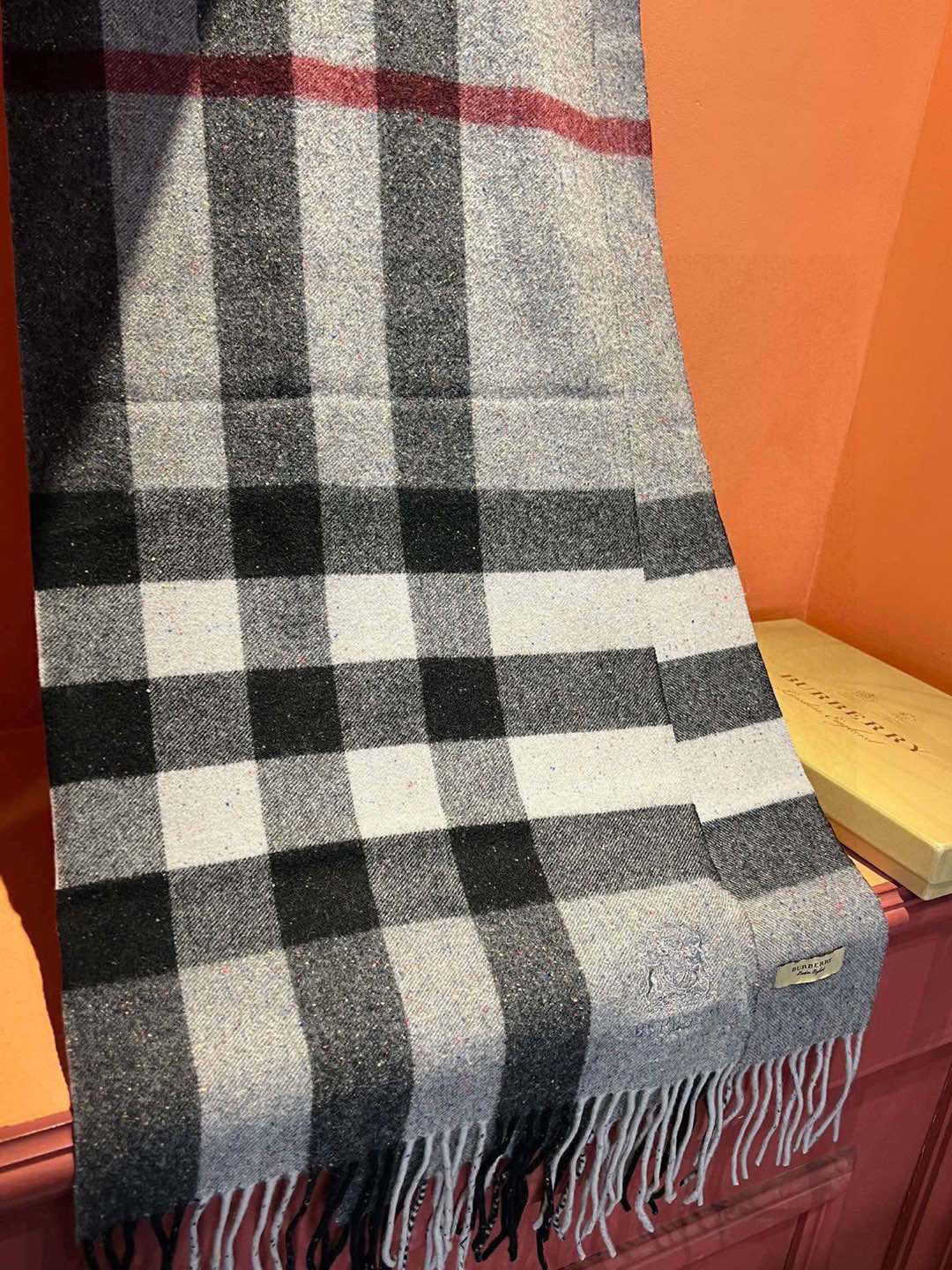      🆕👏👏 👯..太美了😍美到⚠️要尖叫😱巴宝莉专柜款采用粗纺纱线水溶工艺，纺纱时候直接把七色彩点