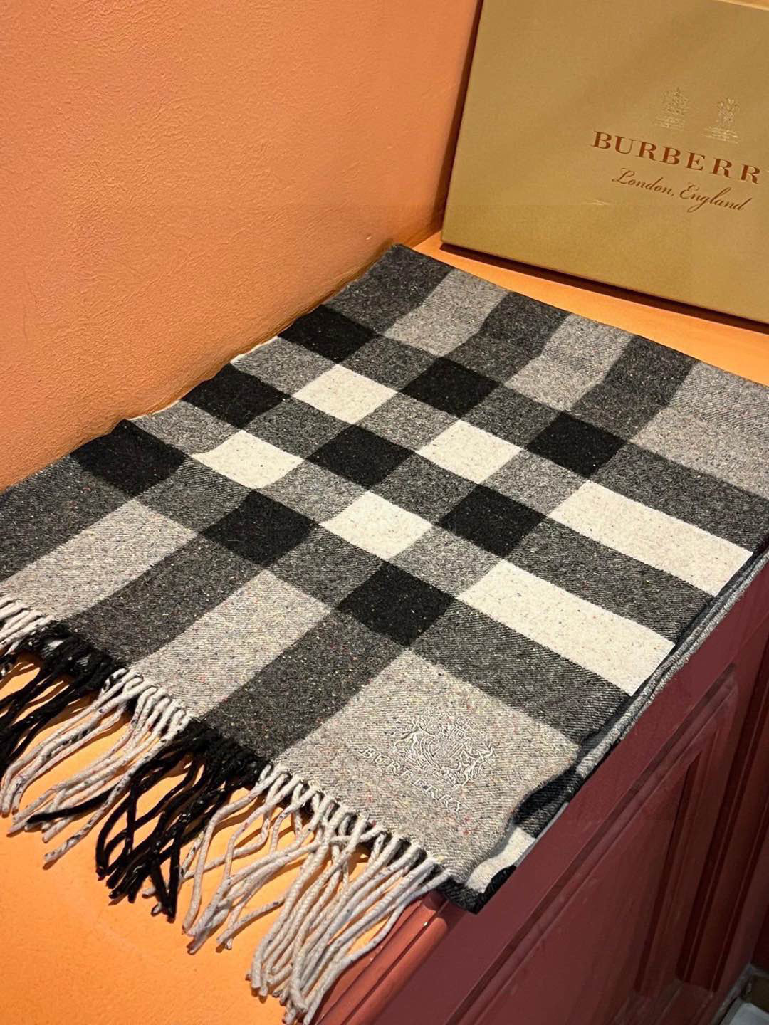      🆕👏👏 👯..太美了😍美到⚠️要尖叫😱巴宝莉专柜款采用粗纺纱线水溶工艺，纺纱时候直接把七色彩点