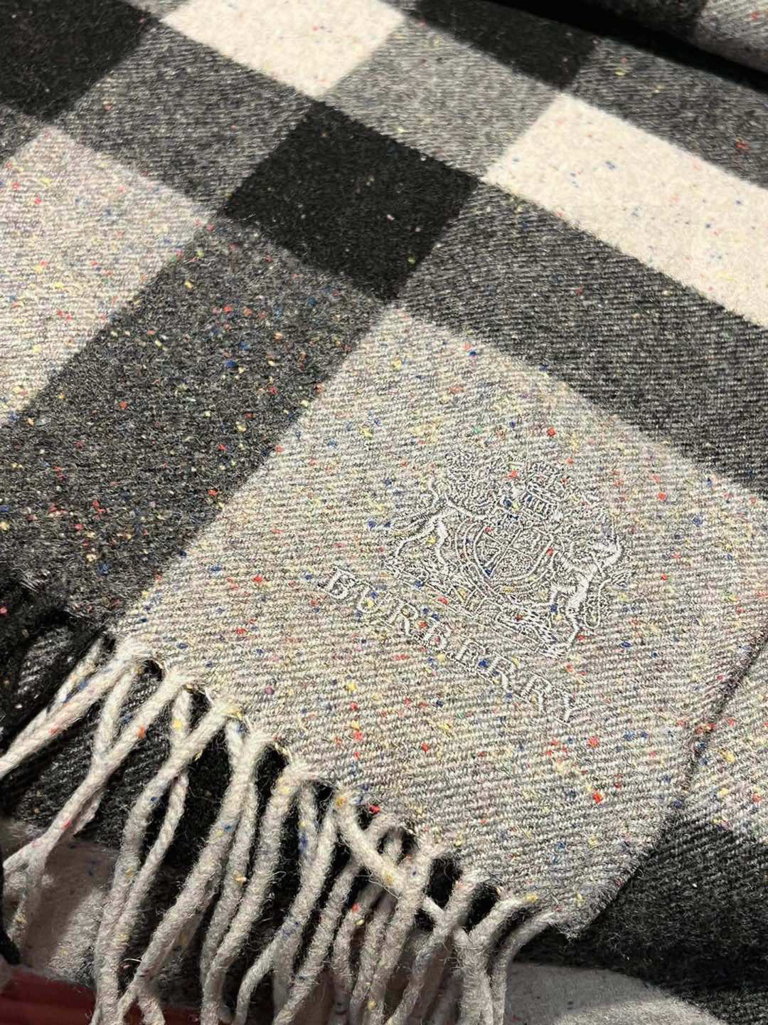      🆕👏👏 👯..太美了😍美到⚠️要尖叫😱巴宝莉专柜款采用粗纺纱线水溶工艺，纺纱时候直接把七色彩点