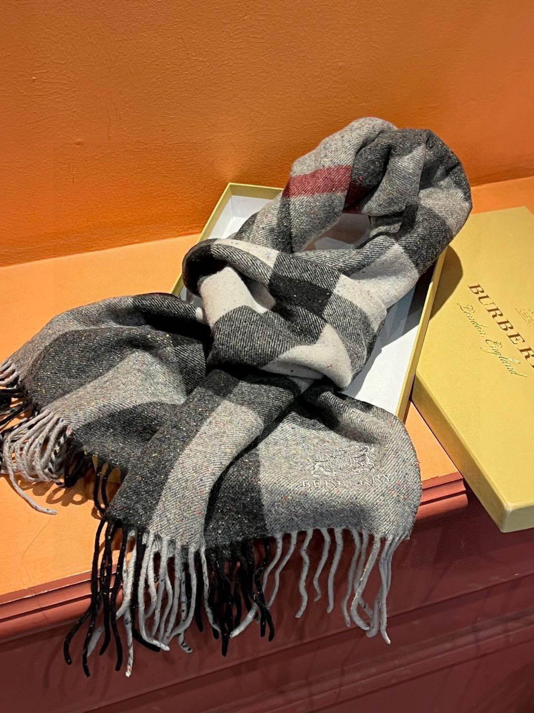      🆕👏👏 👯..太美了😍美到⚠️要尖叫😱巴宝莉专柜款采用粗纺纱线水溶工艺，纺纱时候直接把七色彩点