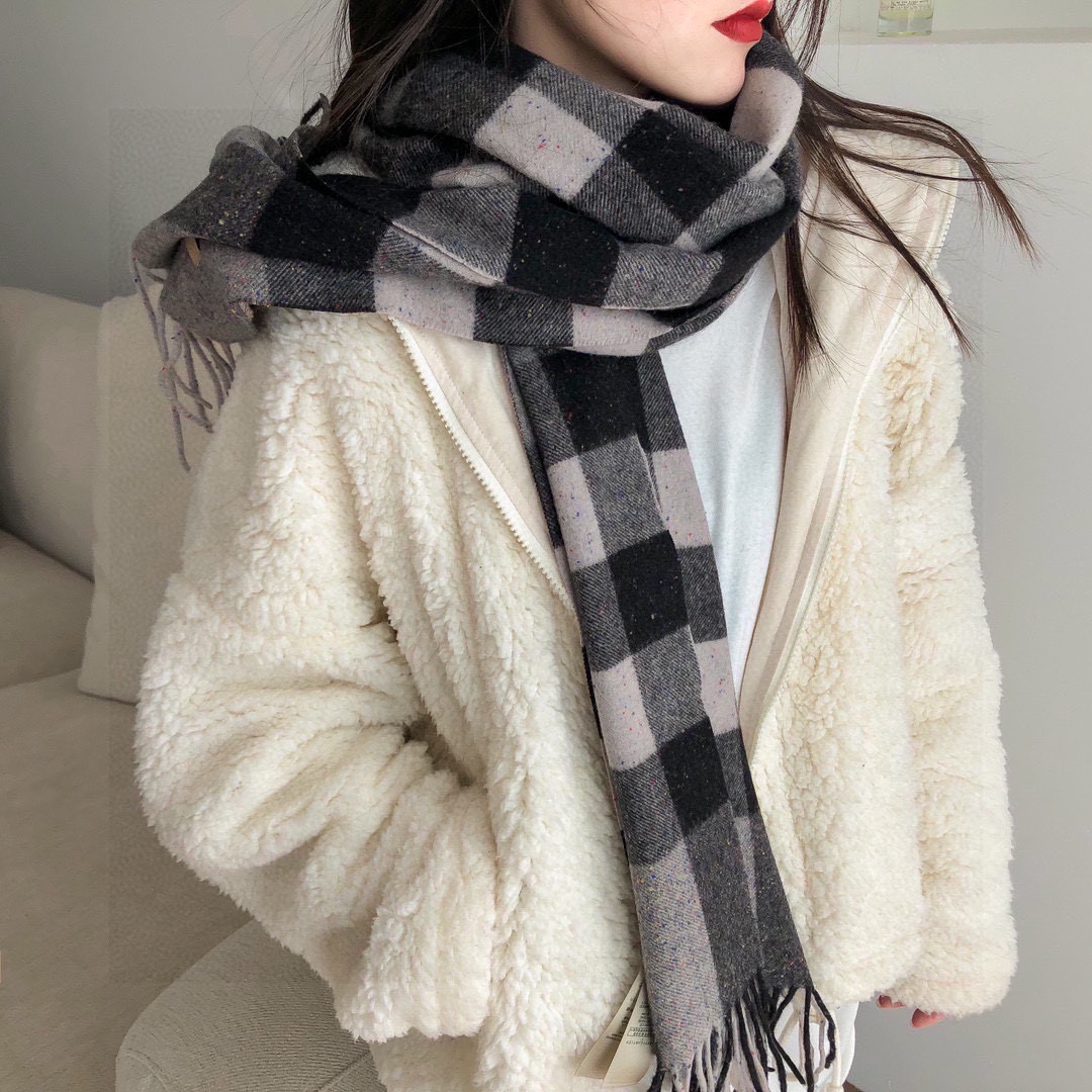      🆕👏👏 👯..太美了😍美到⚠️要尖叫😱巴宝莉专柜款采用粗纺纱线水溶工艺，纺纱时候直接把七色彩点