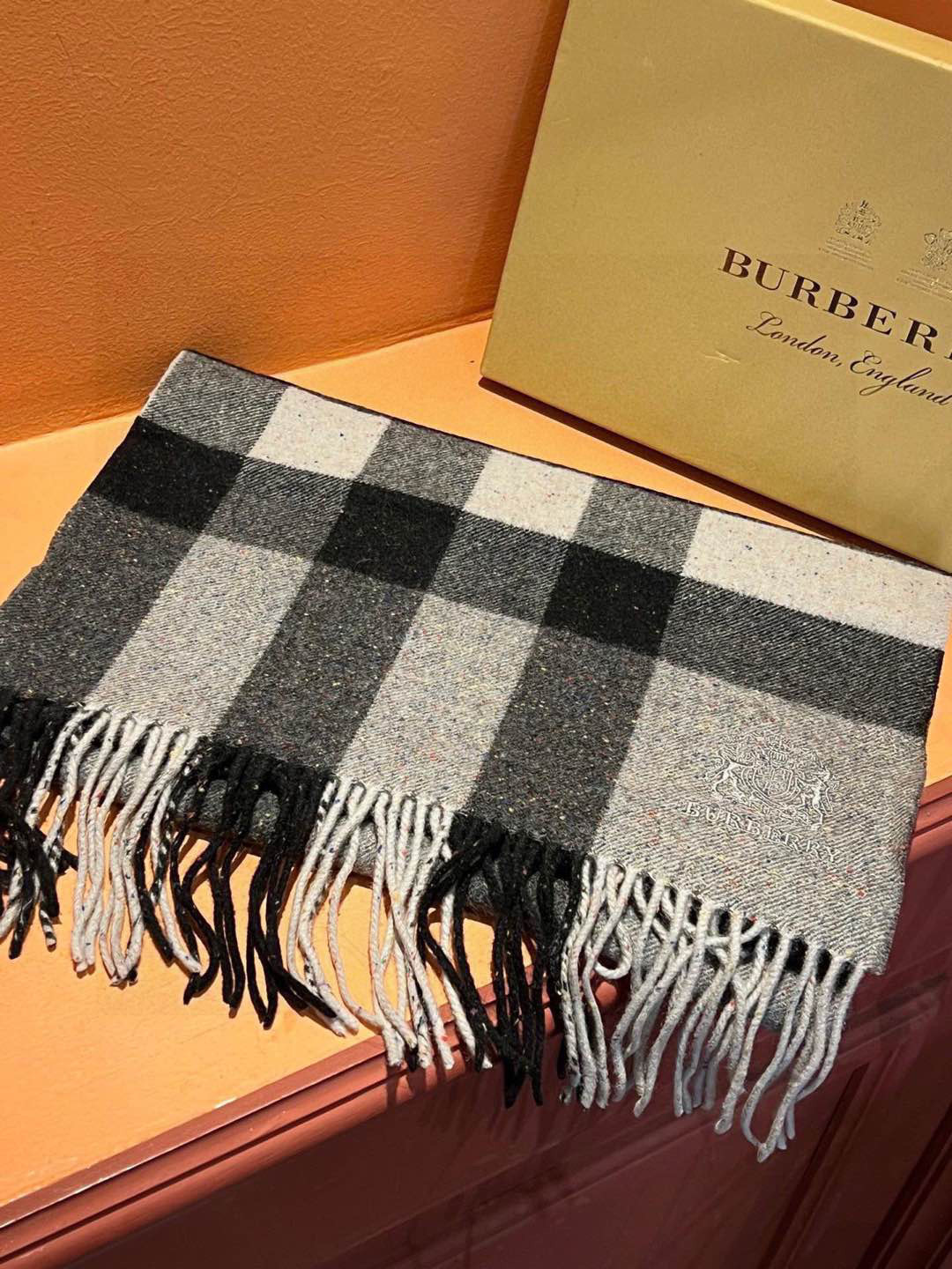      🆕👏👏 👯..太美了😍美到⚠️要尖叫😱巴宝莉专柜款采用粗纺纱线水溶工艺，纺纱时候直接把七色彩点