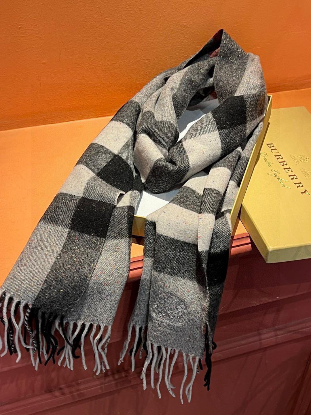      🆕👏👏 👯..太美了😍美到⚠️要尖叫😱巴宝莉专柜款采用粗纺纱线水溶工艺，纺纱时候直接把七色彩点