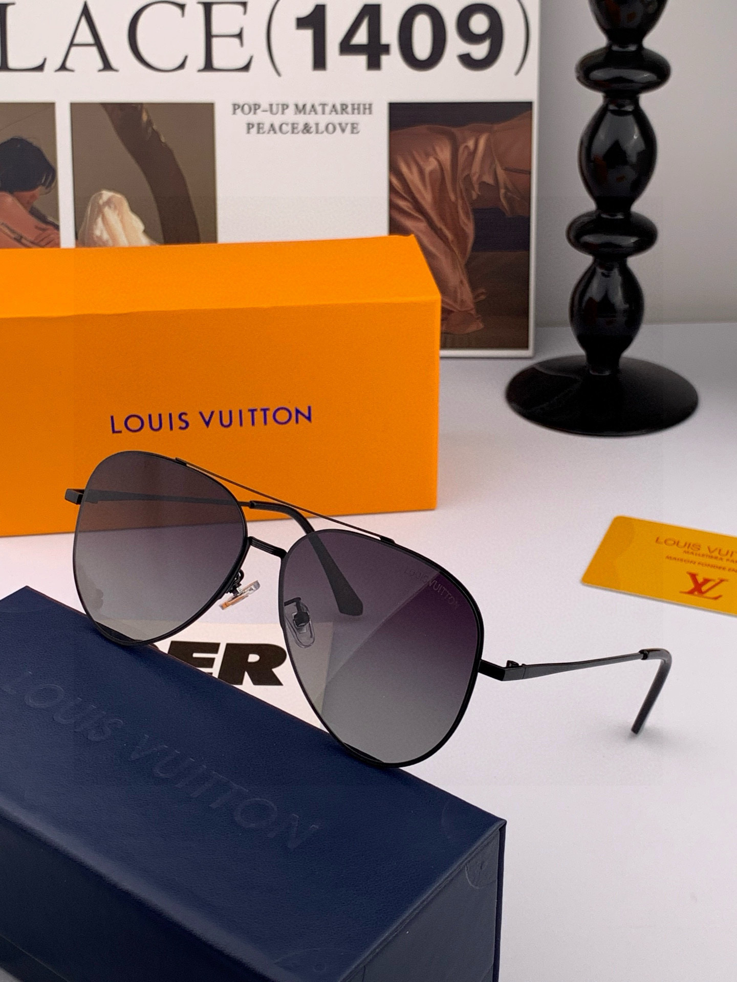       LV 男款炫彩飞行员偏光太阳镜 ❤️材质：高清尼龙加厚卡槽高清偏光镜片 🌹无边框镜架💕颜👍型