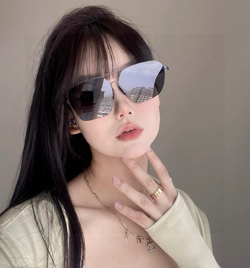       GUCC* 2025 新款男女情侣款太阳iP电镀永不褪色 卖点：超轻超有弹性整幅眼镜无螺丝重