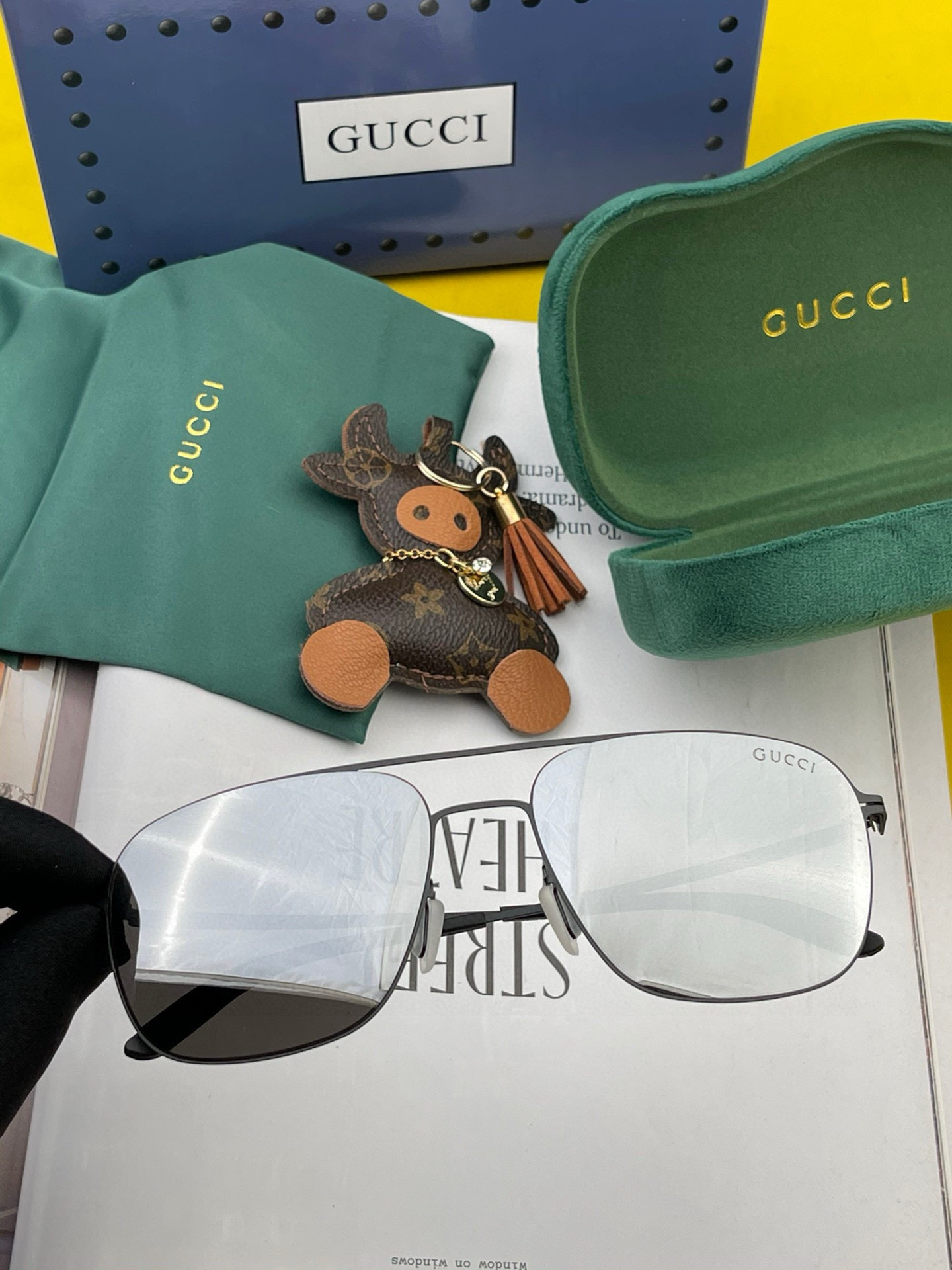 
   Gucci 春夏新款超轻无螺丝压不坏系列情侣款太阳镜高清尼龙镜片🦅完美品质，适合各种脸型，经典太