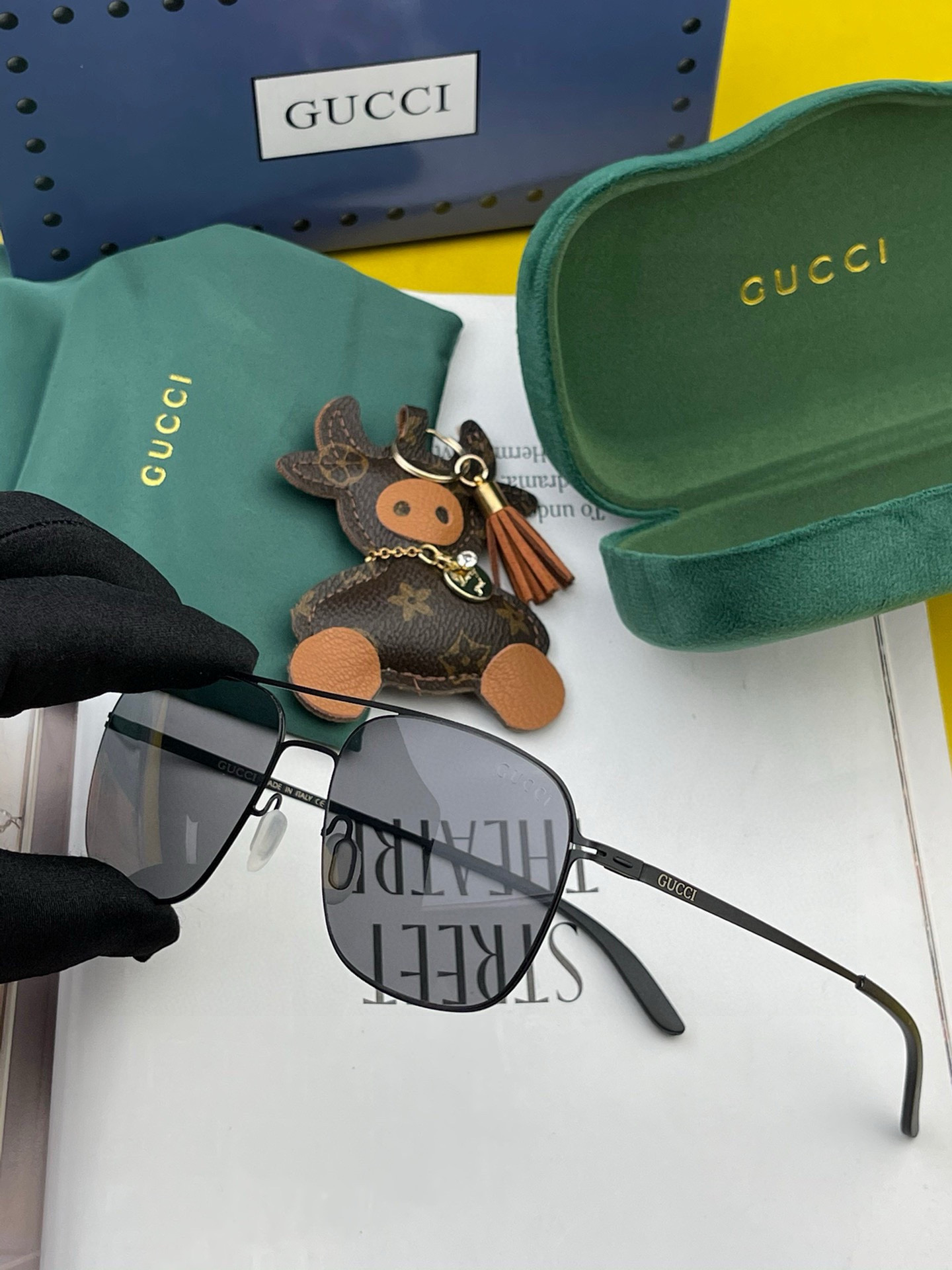 
   Gucci 春夏新款超轻无螺丝压不坏系列情侣款太阳镜高清尼龙镜片🦅完美品质，适合各种脸型，经典太