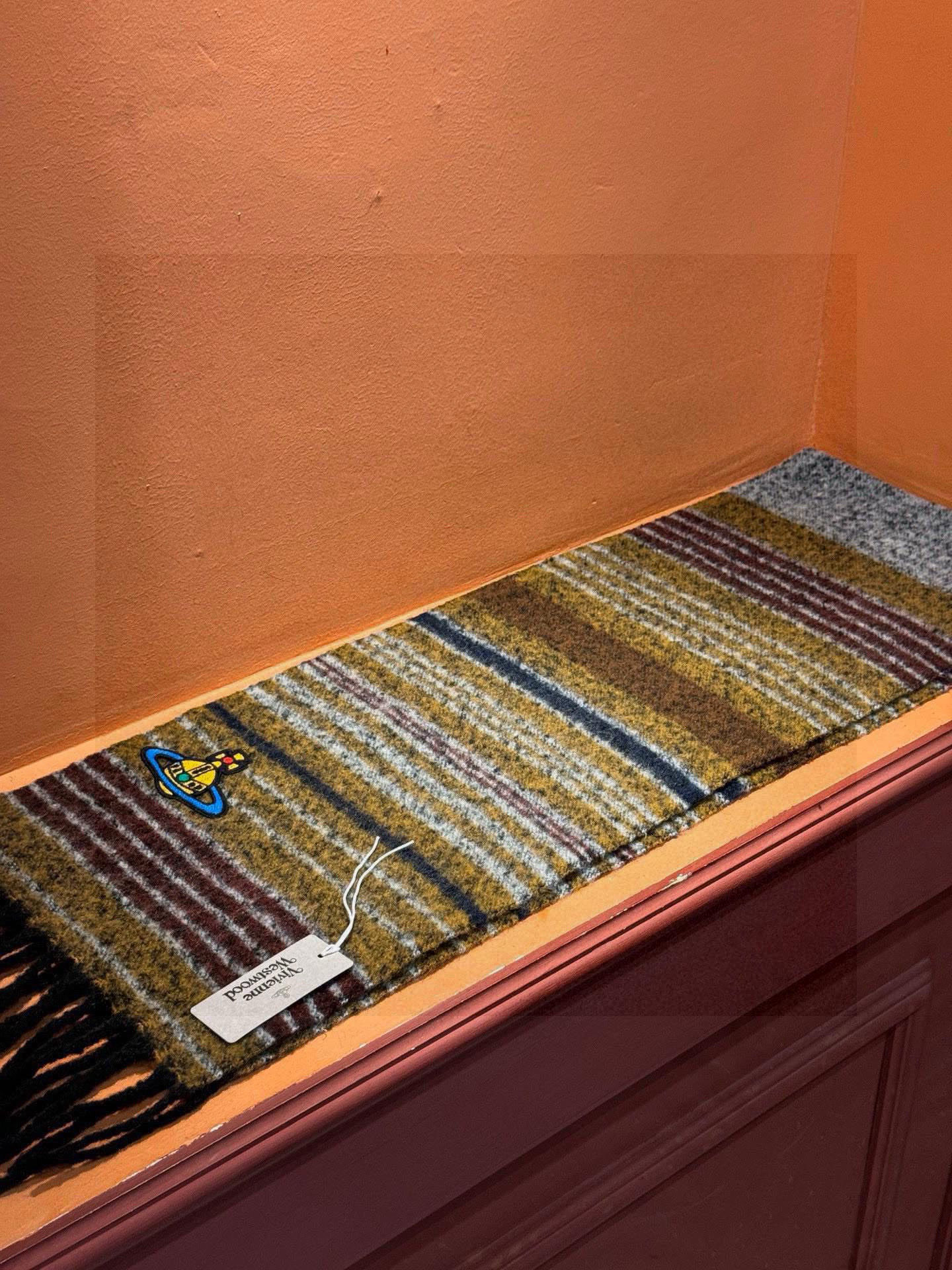  西太后超美新款马海毛围巾！超级推荐入手！质感好货！主打的马海毛围巾~据说超难买哦！！做工非常精致，很有