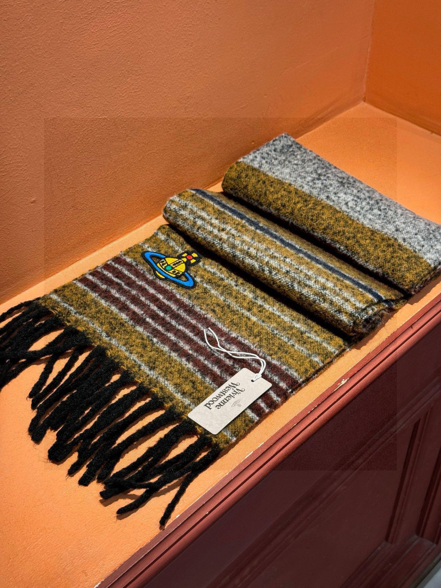  西太后超美新款马海毛围巾！超级推荐入手！质感好货！主打的马海毛围巾~据说超难买哦！！做工非常精致，很有