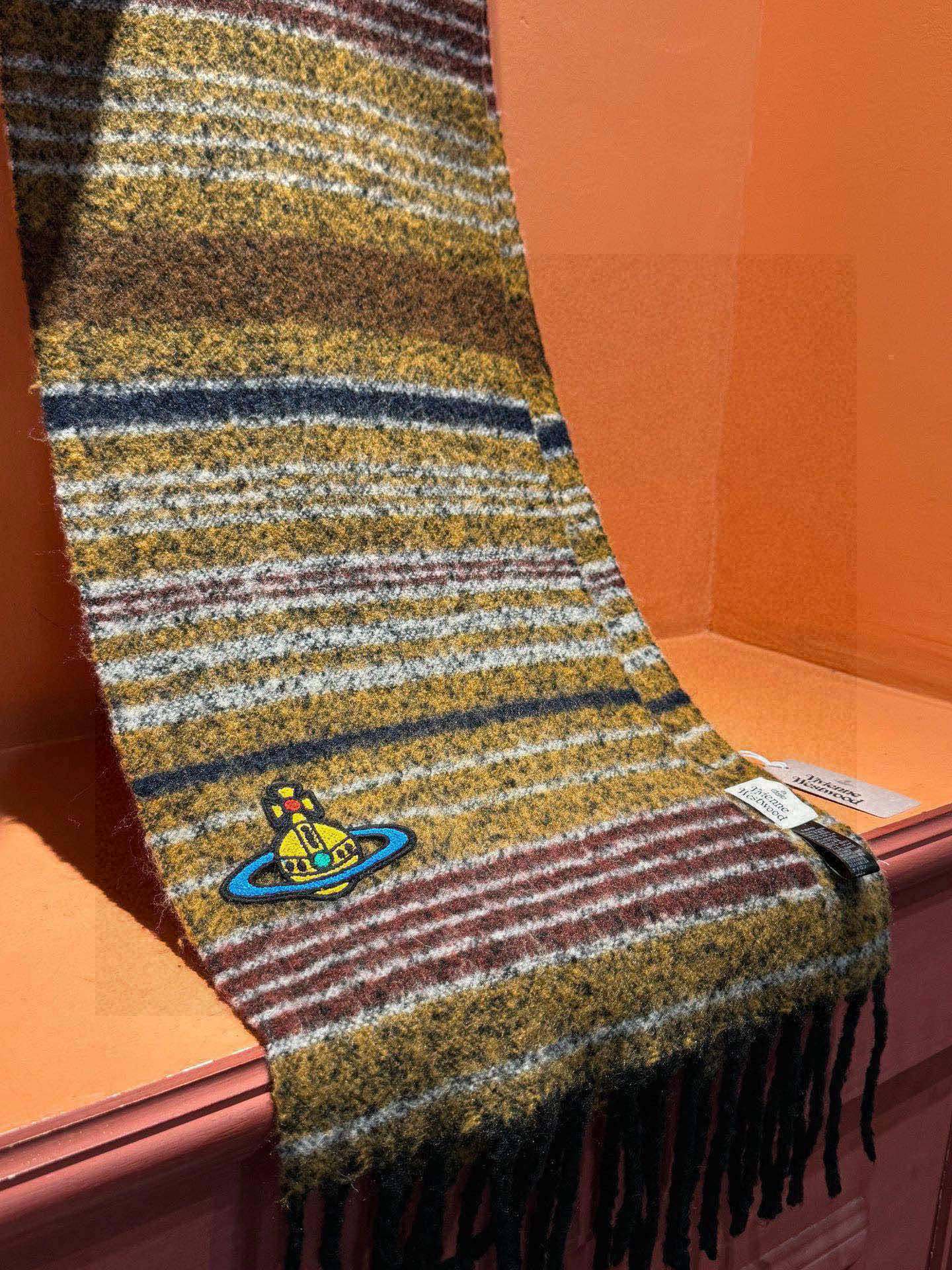  西太后超美新款马海毛围巾！超级推荐入手！质感好货！主打的马海毛围巾~据说超难买哦！！做工非常精致，很有